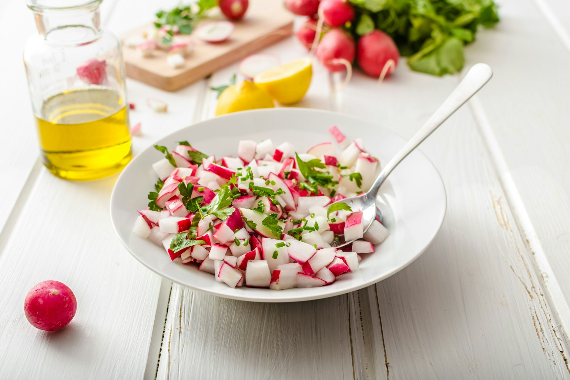 Für einen leckeren Radieschen-Salat braucht es nicht viele Zutaten - doch dieses Rezept für den scharfen Schlankmacher wird Ihnen garantiert schmecken!