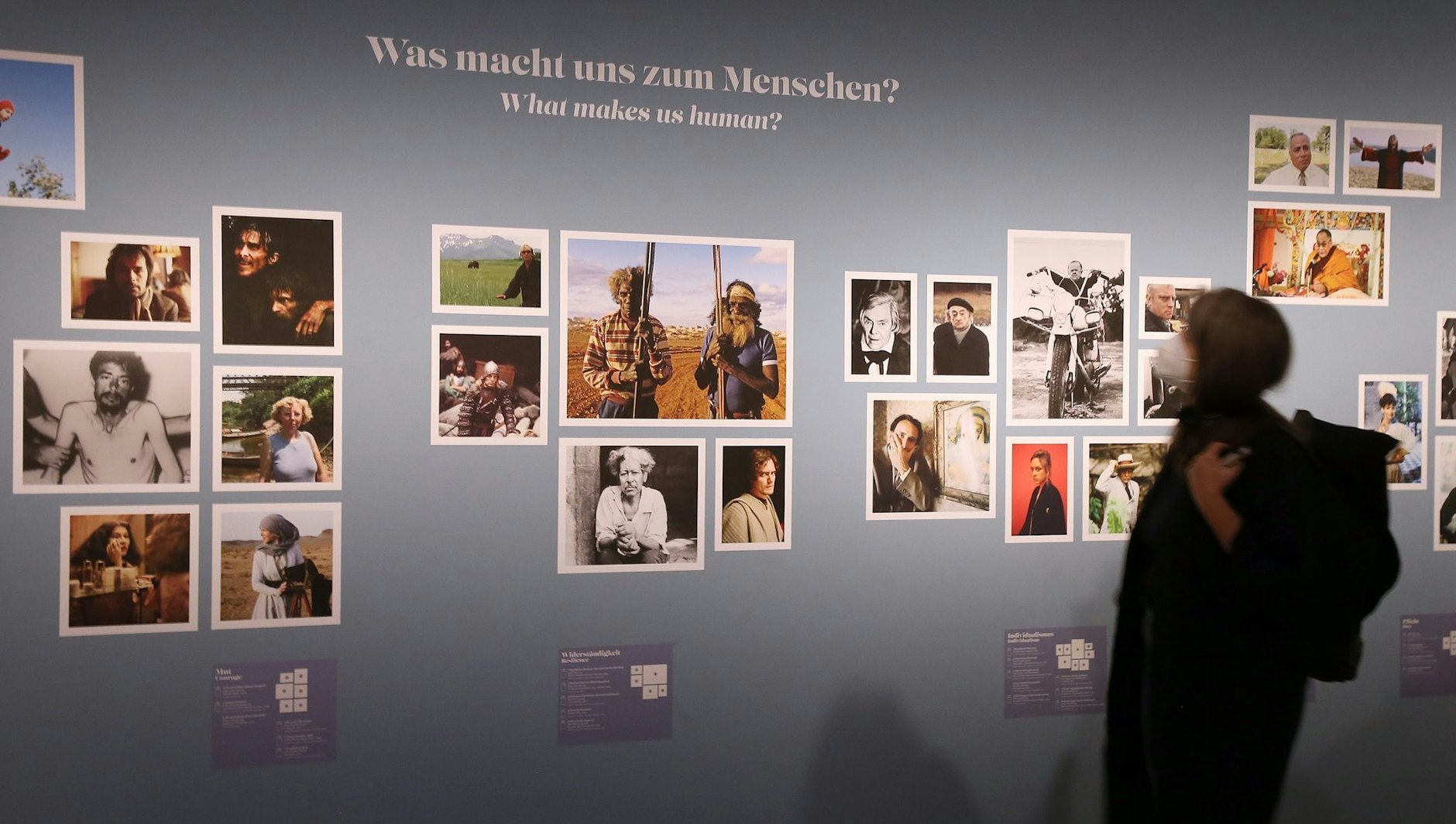ARCHIV - Eine Frau geht durch die Ausstellungsräume der Ausstellung «Werner Herzog».  