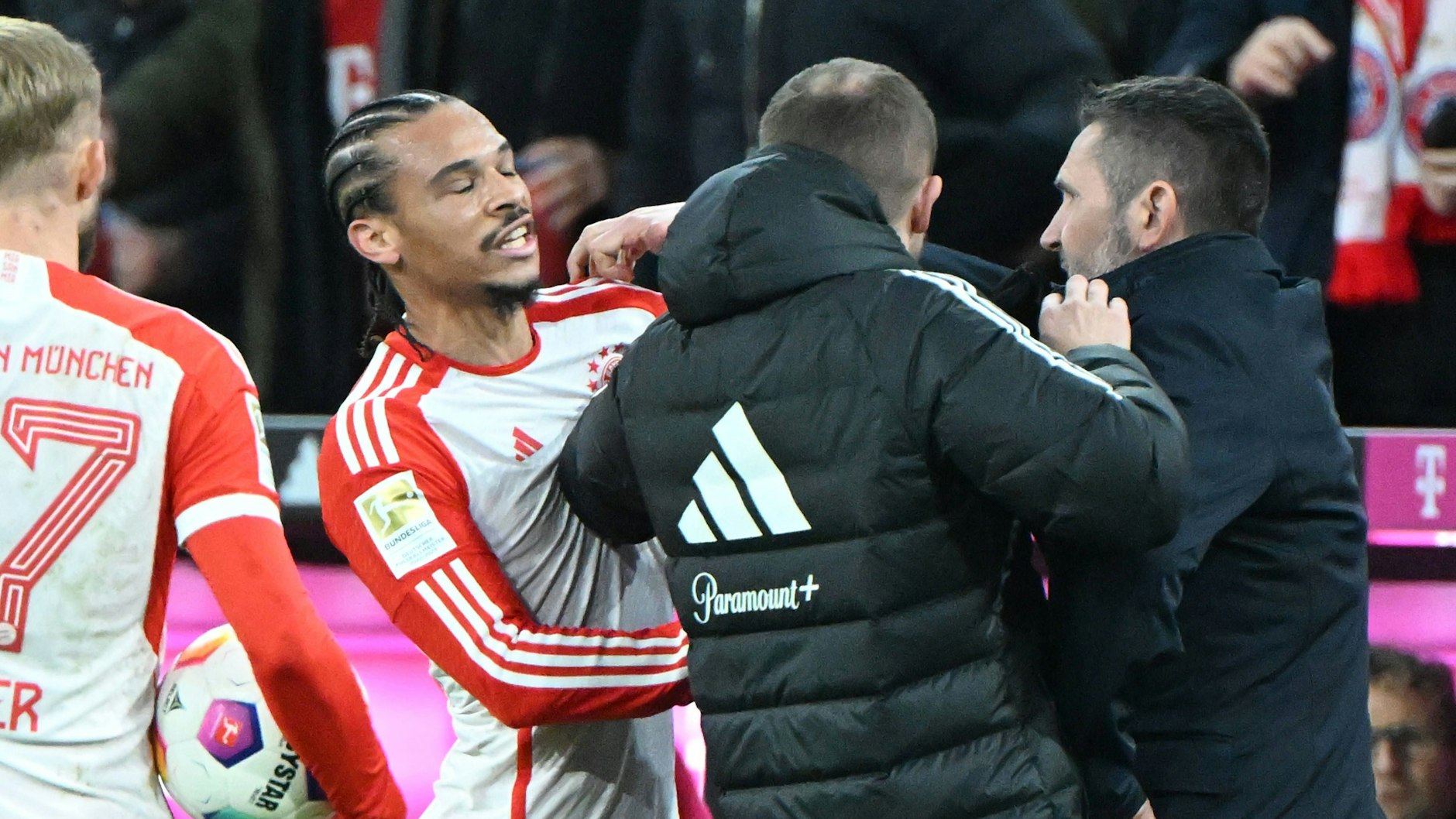 Union-Trainer Nenad Bjelica greift Leroy Sane von Bayern München ins Gesicht und sieht dafür die rote Karte. 