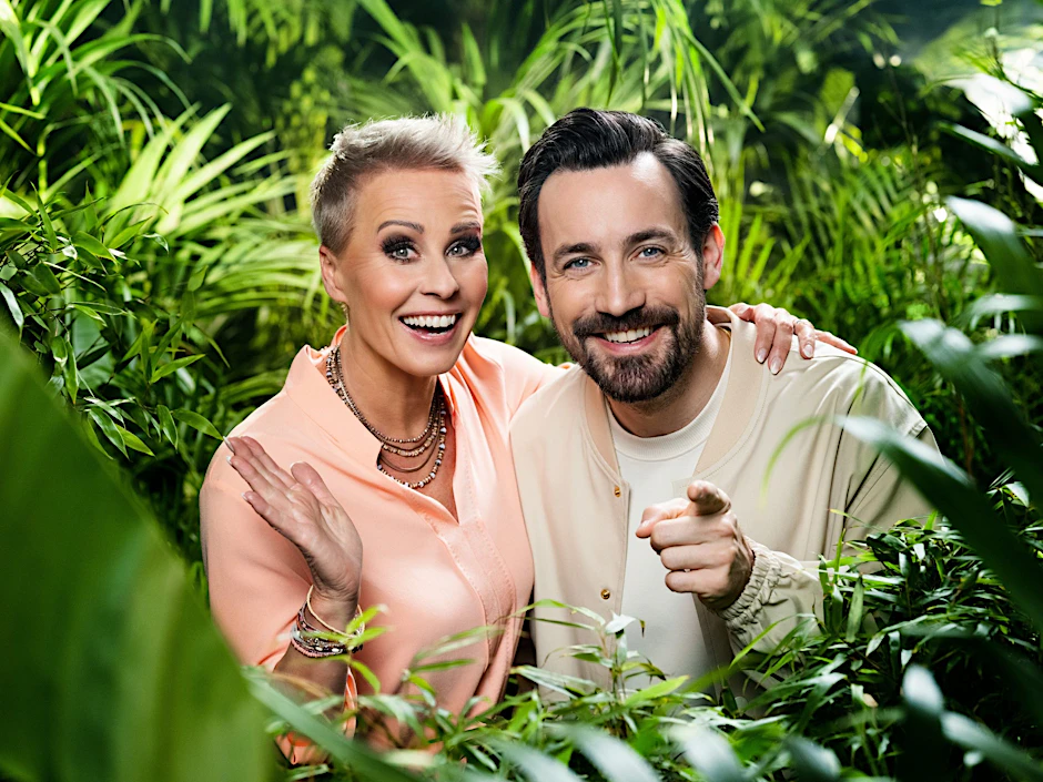 Am Ende jeder Dschungelcamp-Folge blitzt es - aber warum? Hier: Die Moderatoren Sonja Zietlow und Jan Köppen.