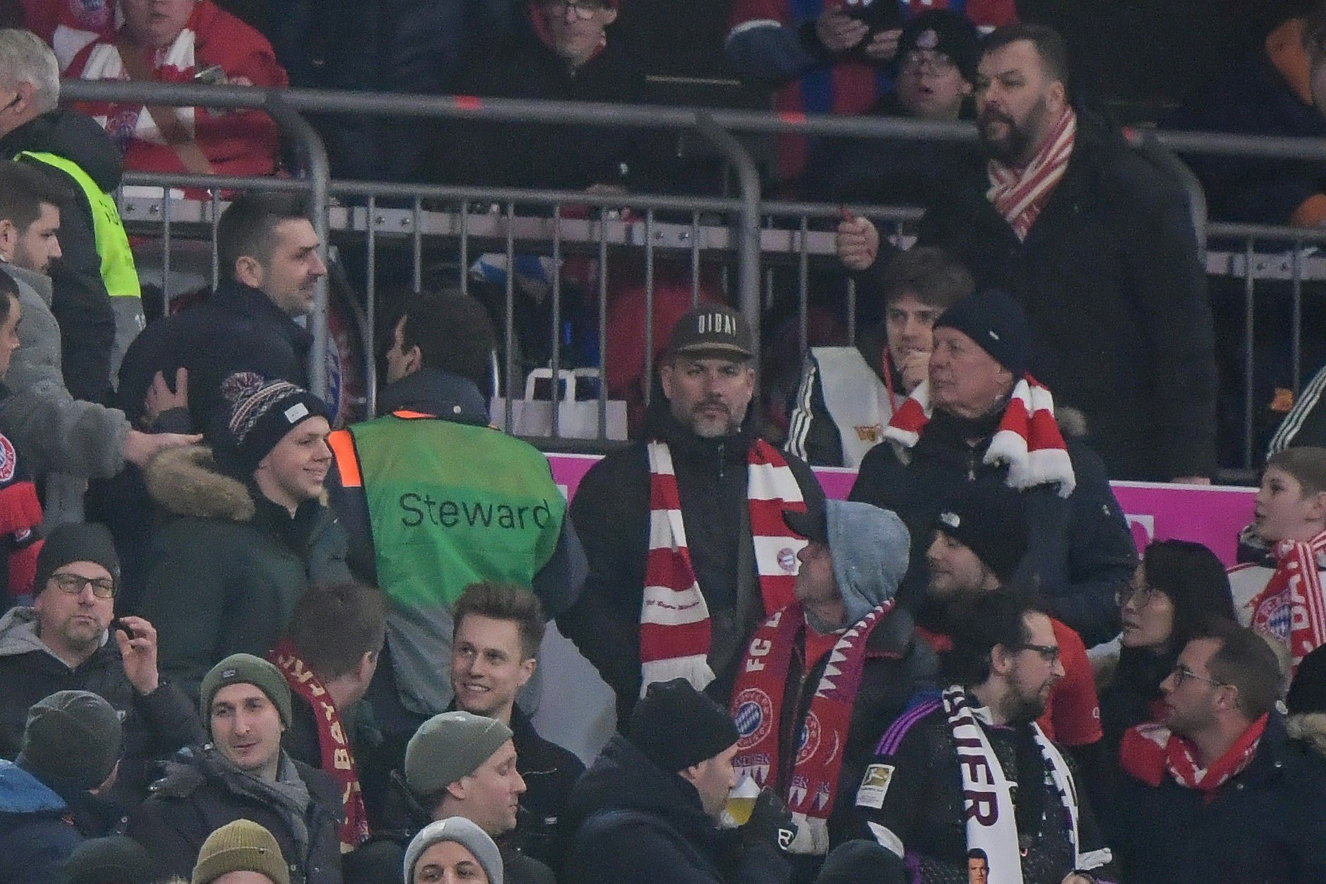 Union-Trainer Nenad Bjelica (52, 2.v.l.) liefert sich nach seiner Roten Karte auf der Tribüne Wortgefechte mit Bayern-Fans.