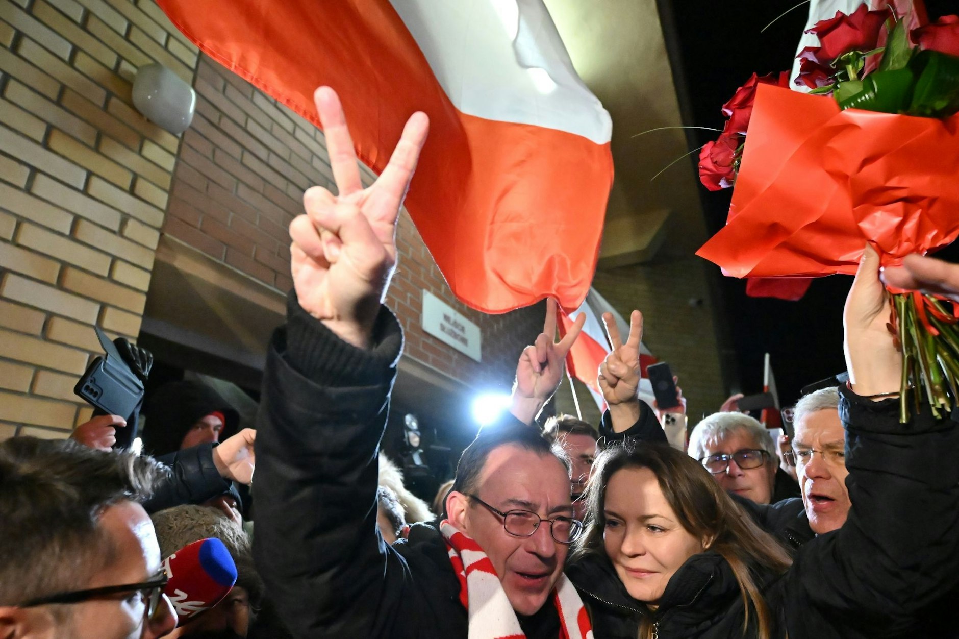 Aus der Haft entlassen: Der ehemalige polnische Innenminister Mariusz Kaminski wird von seiner Frau und seinen Anhängern empfangen.  