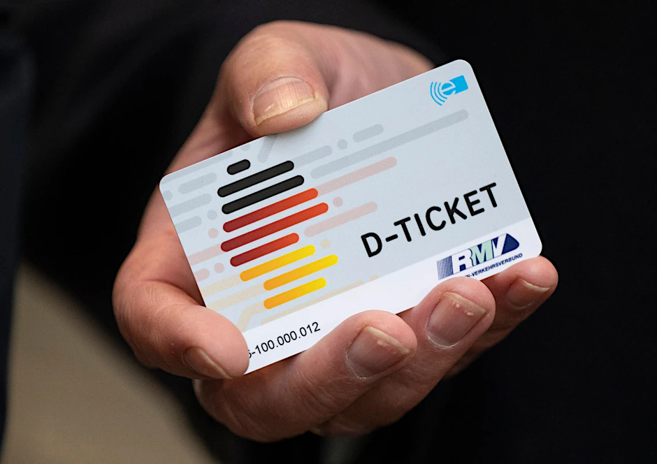 ARCHIV - Der Preis für das Deutschlandticket soll in diesem Jahr nicht steigen.  