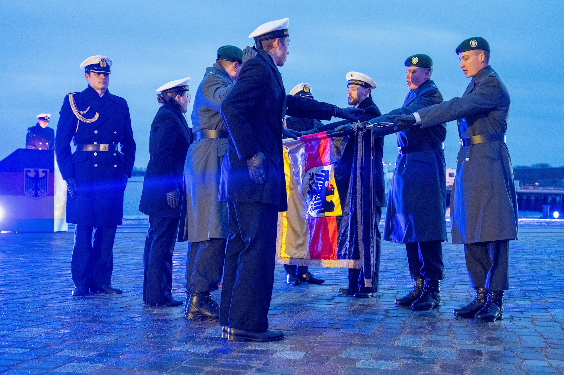 Bundeswehr-Rekruten während des feierlichen Gelöbnisses bei einer Vereidigungszeremonie im Hafen.