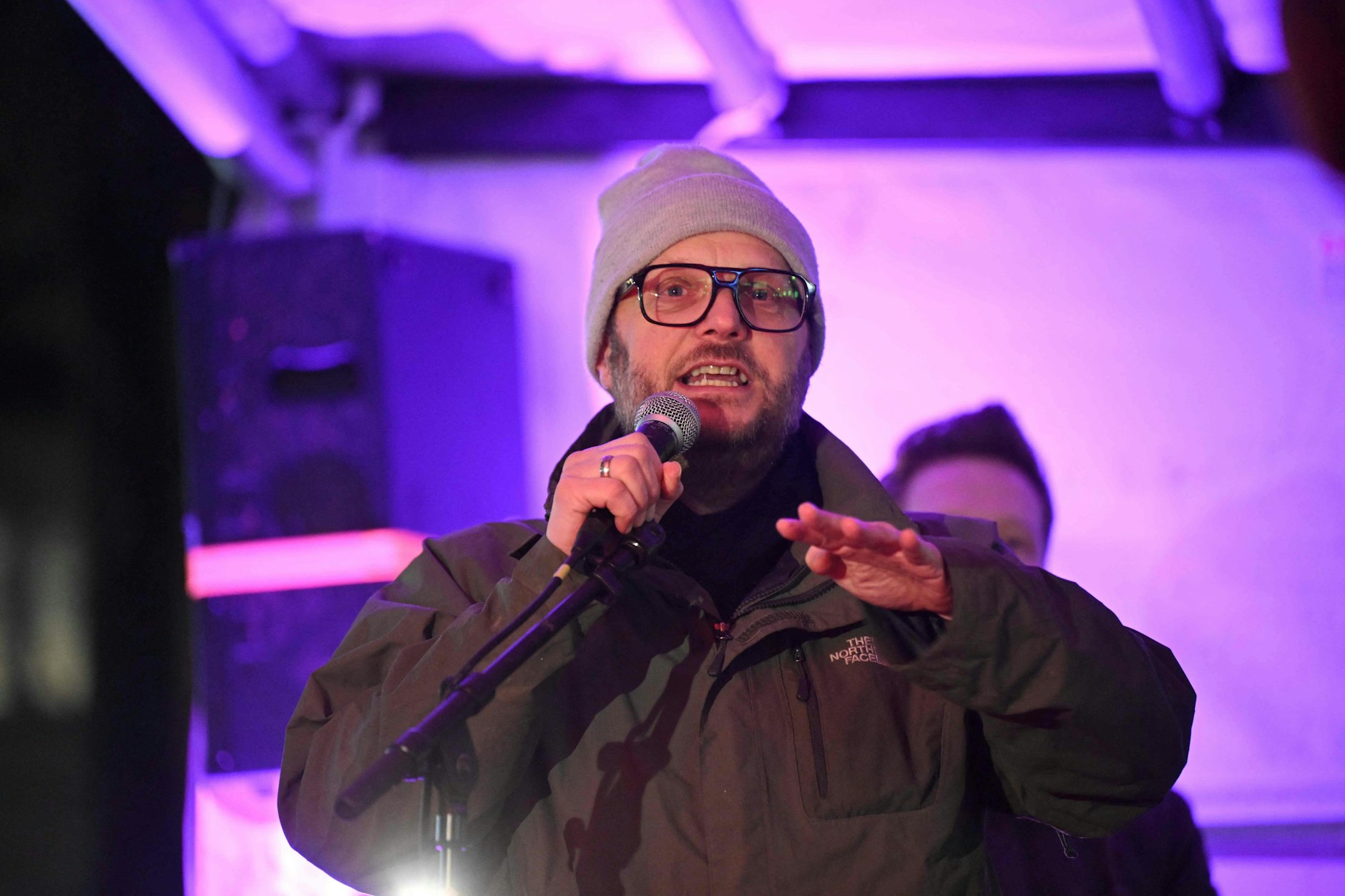 David Schraven ist Gründer und einer der Geschäftsführer von Correctiv. Hier spricht er auf einer Demonstration des Bündnisses Essen stellt sich quer.