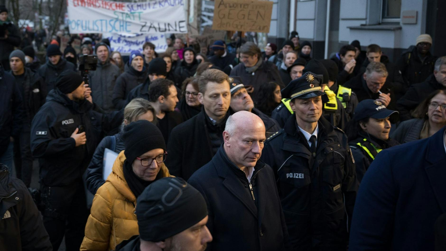 Rund 200 Demonstranten aus Kreuzberg protestierten gegen den „Görli-Zaun“. Sie waren laut und wütend.