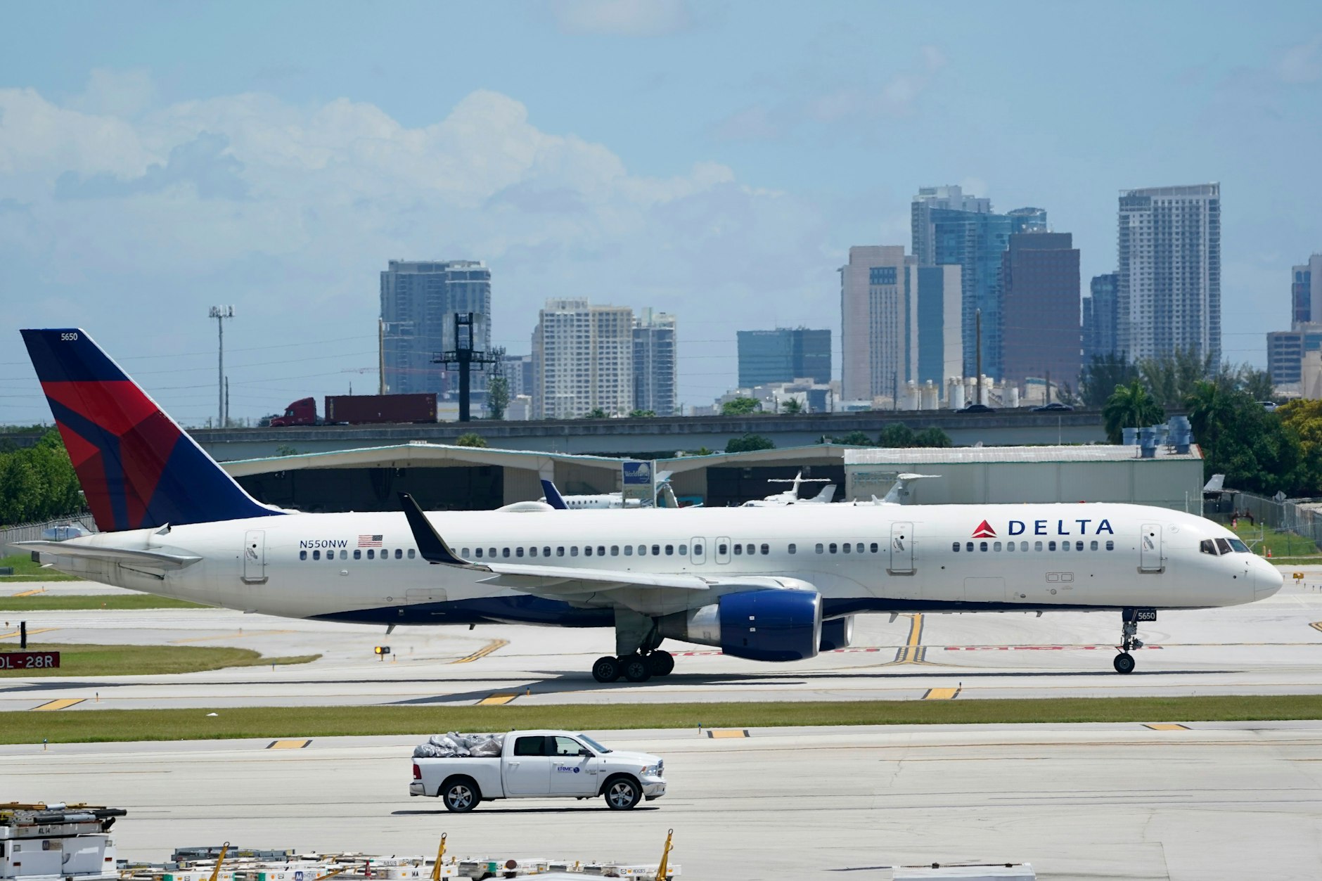 Eine Boeing 757 der Delta Air Lines rollt über die Startbahn des Fort Lauderdale-Hollywood International Airport.