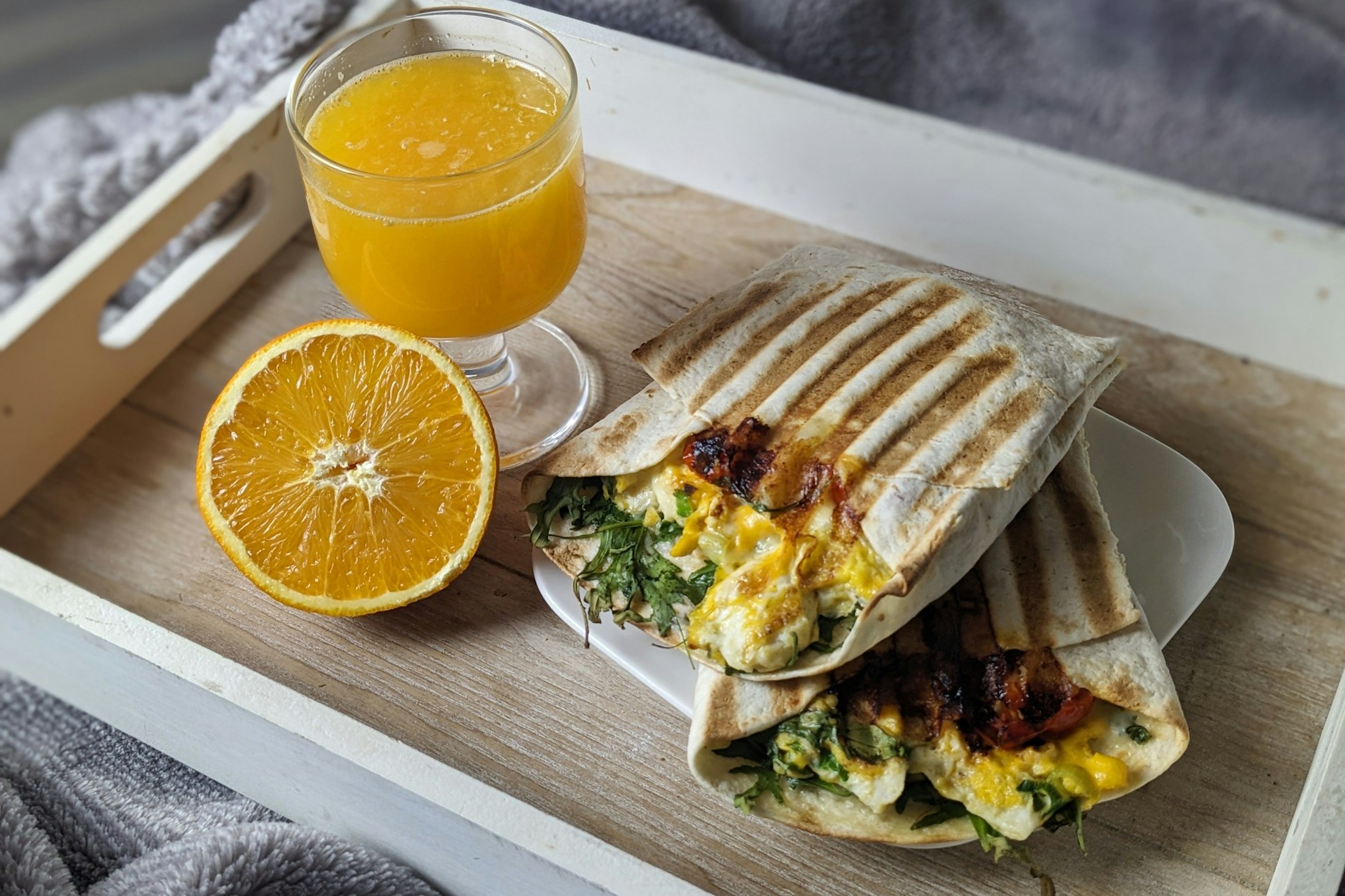 Die Weizentortillas sind gefüllt, gefaltet und gegrillt - und dürfen als Burrito zum Frühstück ans Bett serviert werden.