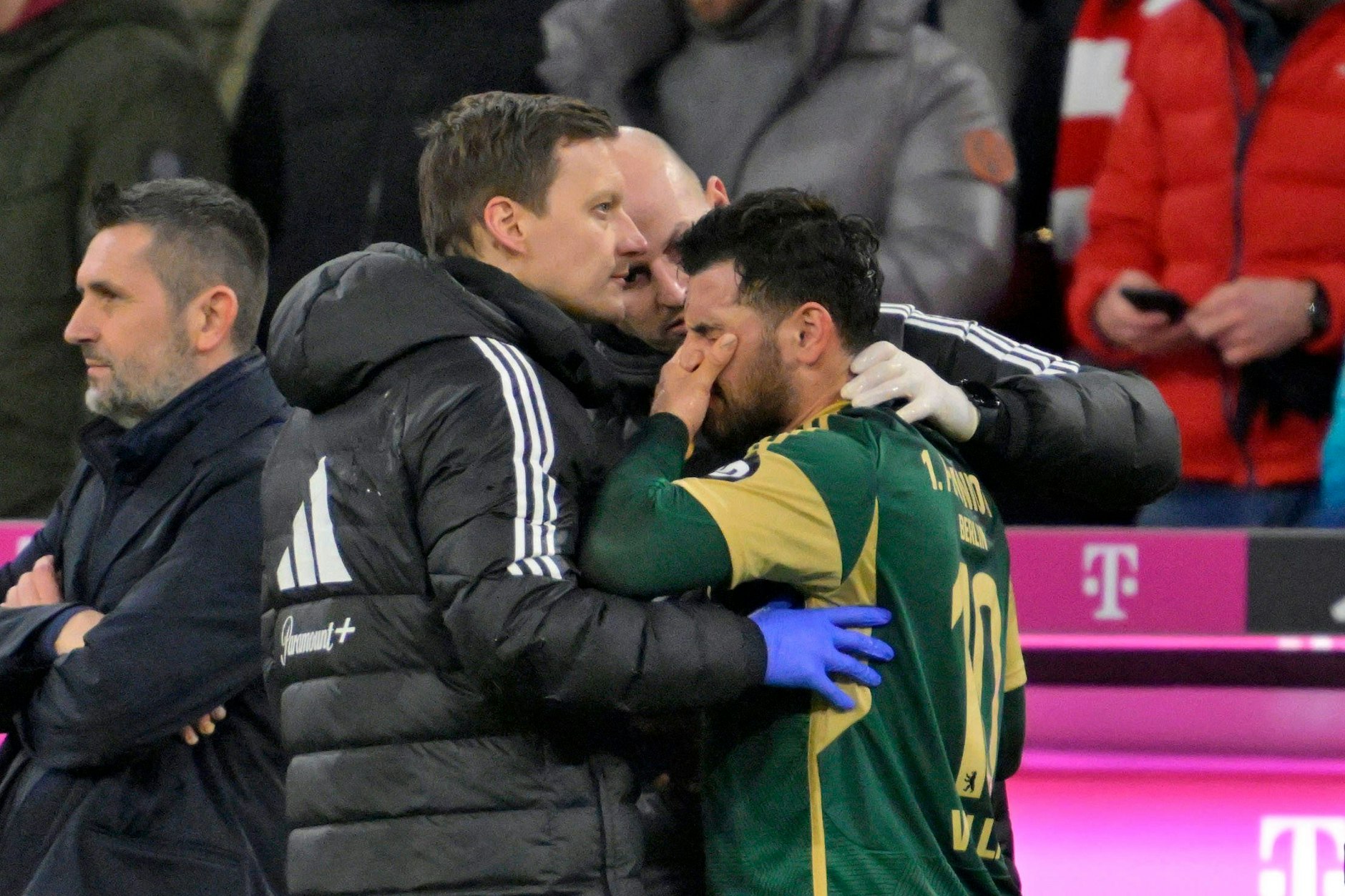 Union-Stürmer Kevin Volland (31) wirkt heftig angeschlagen, muss im Duell mit dem FC Bayern bereits früh ausgewechselt werden.