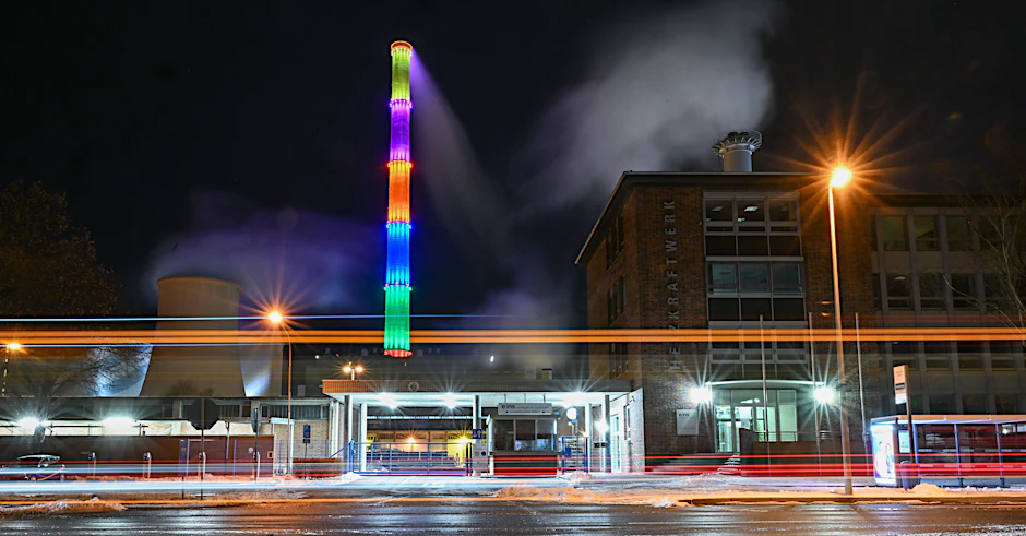 Letzte Rauchzeichen: Das größte Kunstwerk der Welt hat einen Ringelsockenlook und steht in Chemnitz.