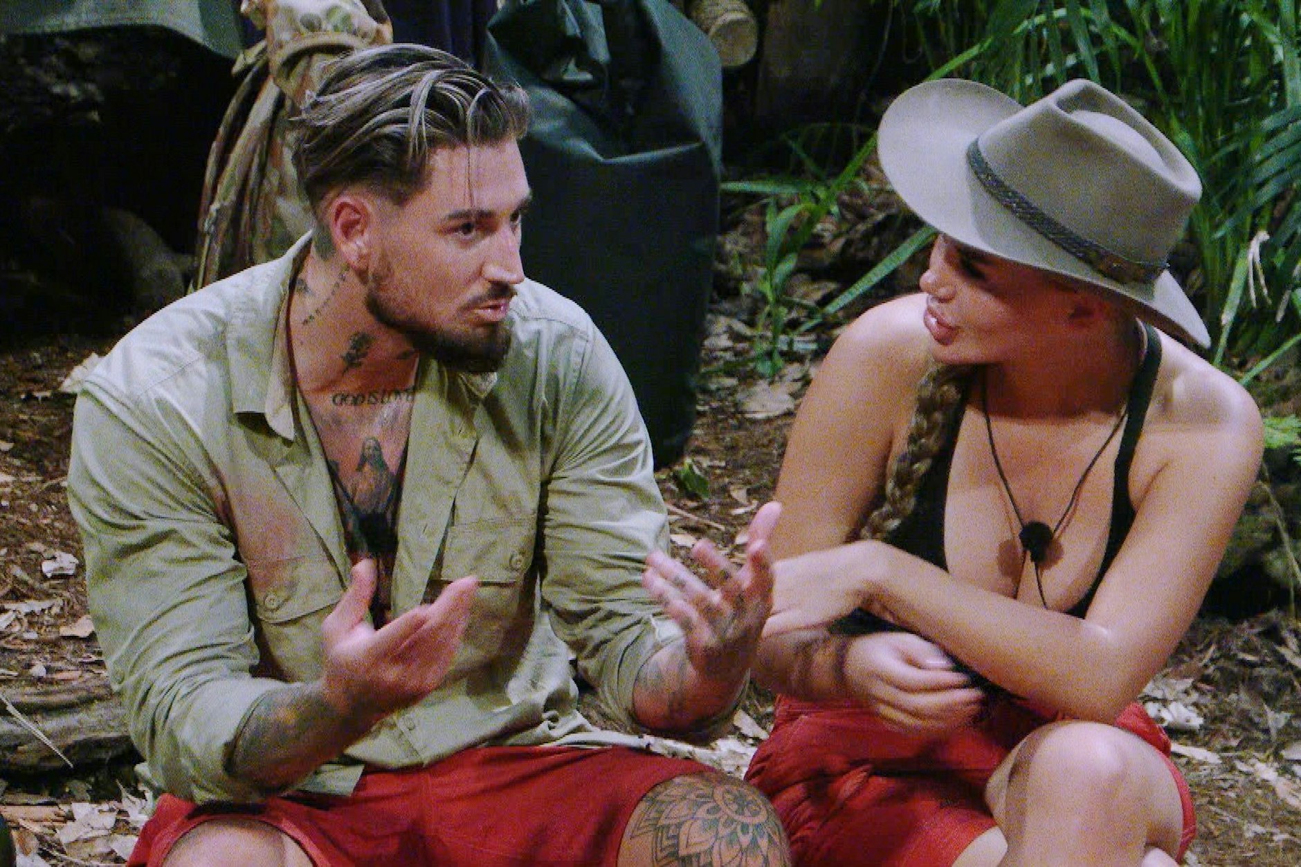 Mike Heiter wird im Dschungelcamp immer wieder von Kim provoziert.