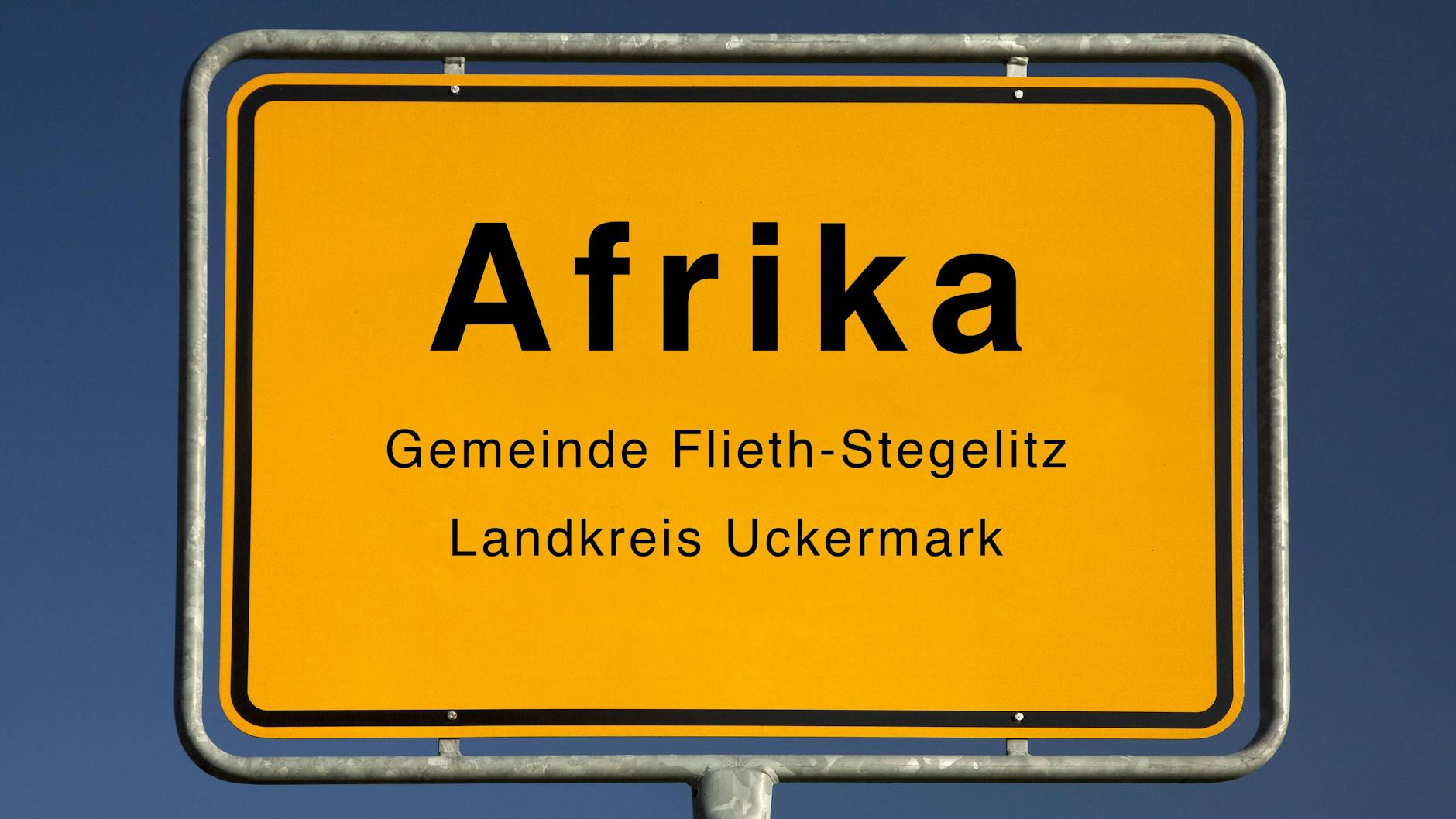 In Afrika, einem Dorf der Gemeinde Flieth-Stegelitz im Landkreis Uckermark, wurde ein Kamera-Team des RBB angegriffen. Wieso, ist noch völlig unklar.