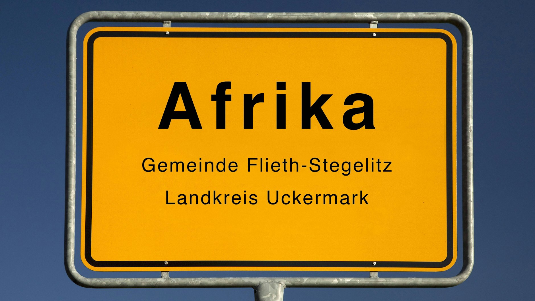 In Afrika, einem Dorf der Gemeinde Flieth-Stegelitz im Landkreis Uckermark, wurde ein Kamera-Team des RBB angegriffen. Wieso, ist noch völlig unklar.
