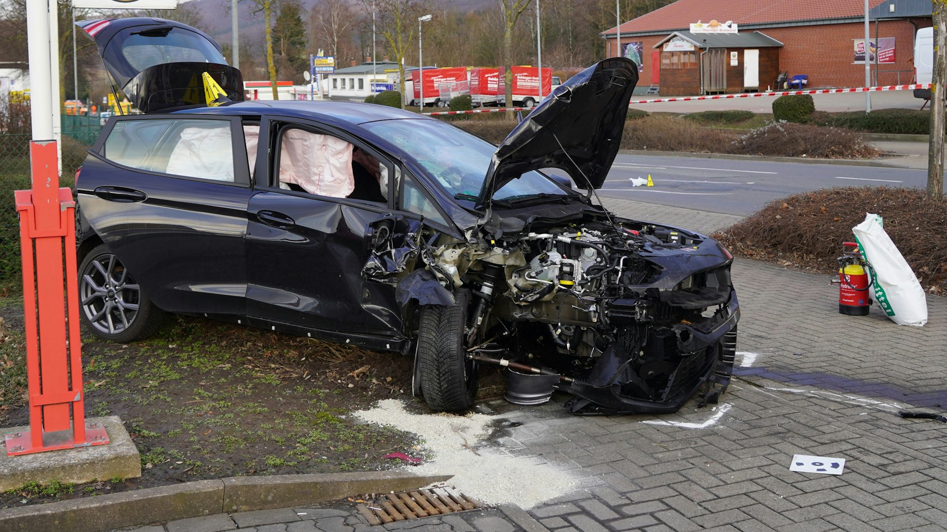Nach der Gewalttat an einer Schule in St. Leon-Rot bei Heidelberg ist der mutmaßliche Täter mit seinem Auto bei Seesen/Niedersachsen, 376 Kilometer vom Tatort entfernt, in den Gegenverkehr geraten. Er wurde bei einem Unfall verletzt und festgenommen.
