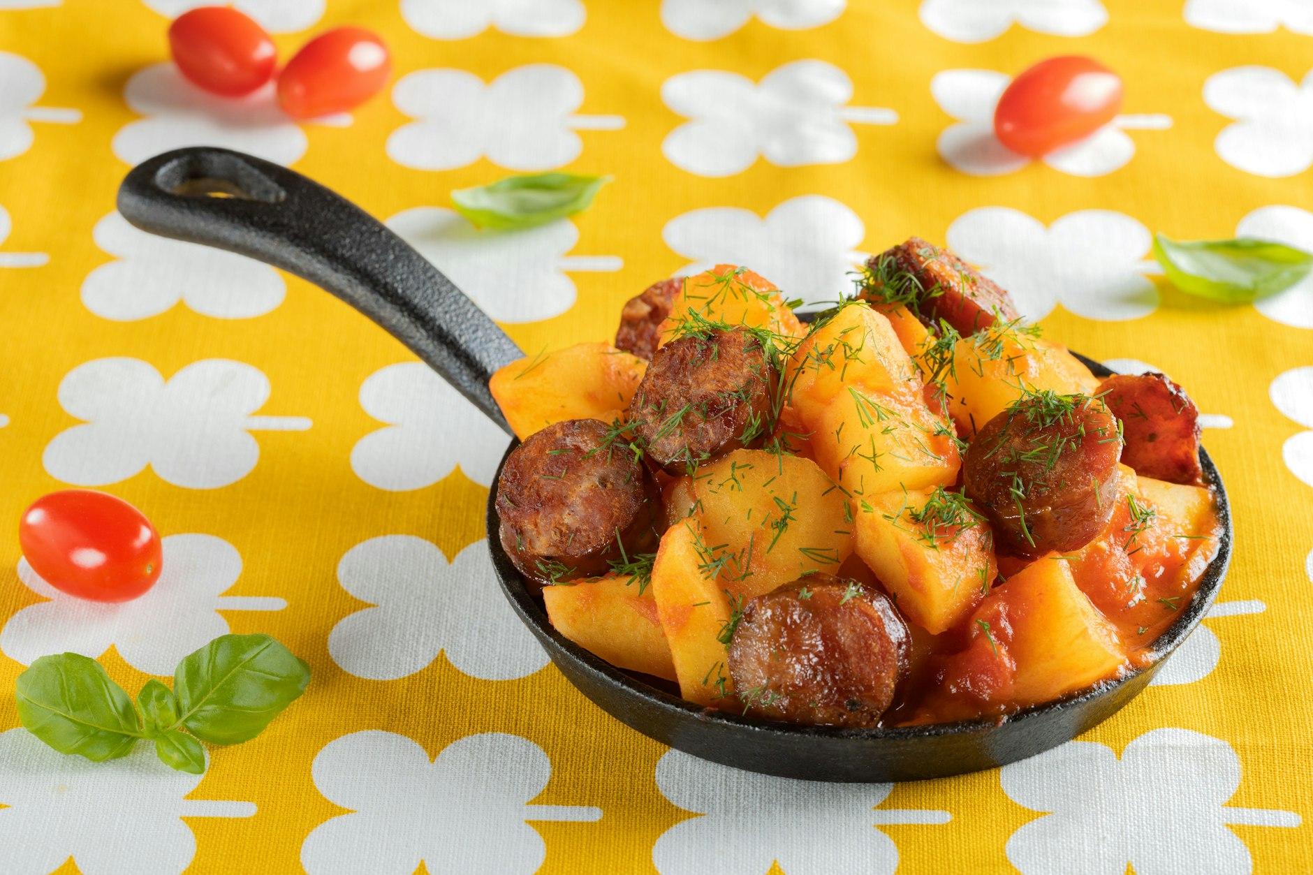 Eine Kartoffelpfanne ist eine deftig-leckere Mahlzeit, ideal auch als warmes Abendessen.