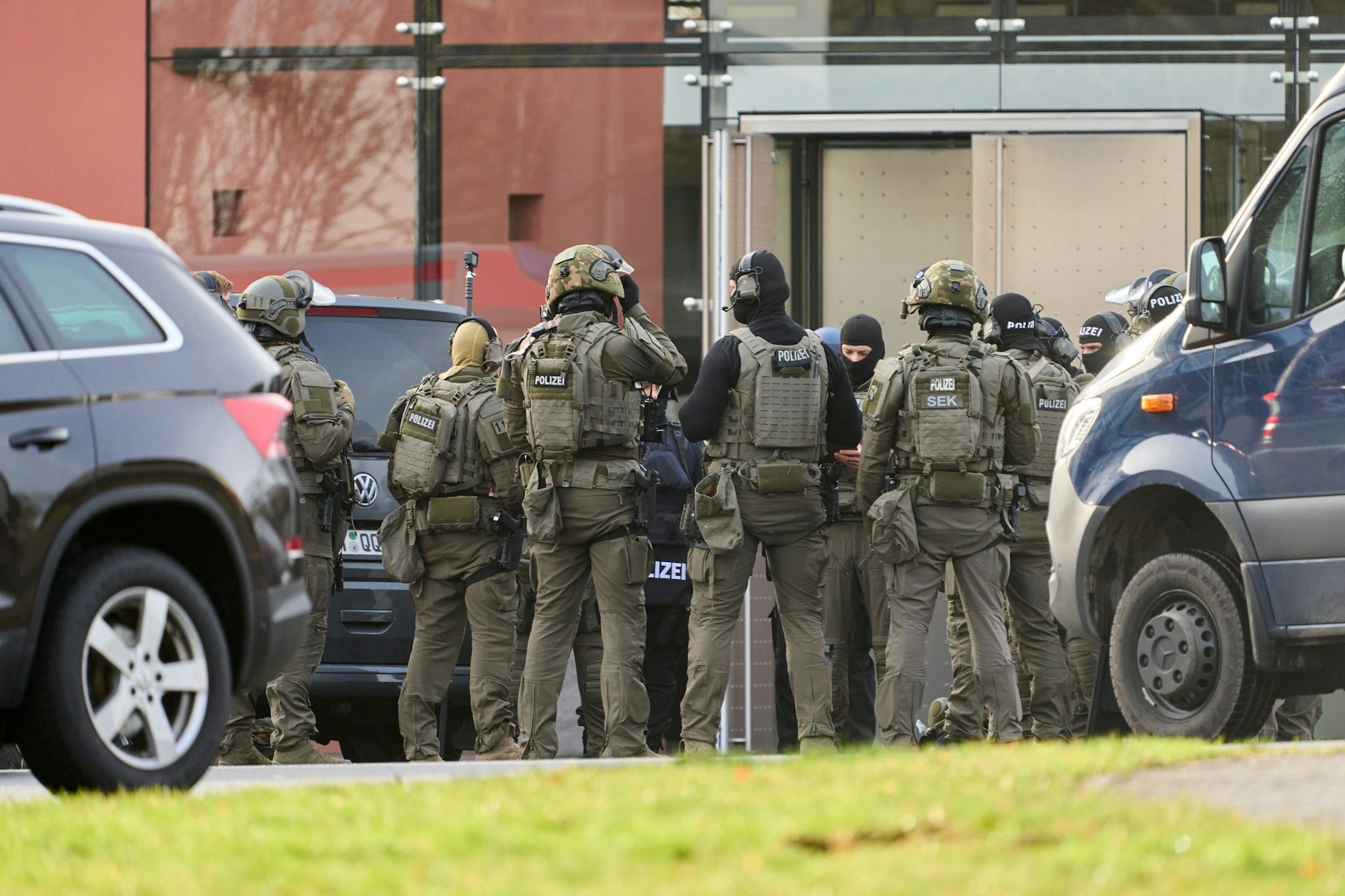 Montabaur: Das SEK bespricht sich bei der Vorbereitung zum Zugriff. Bei einer Gewalttat in einem&nbsp;Wohngebiet sind drei Menschen getötet worden, darunter ein Kind.