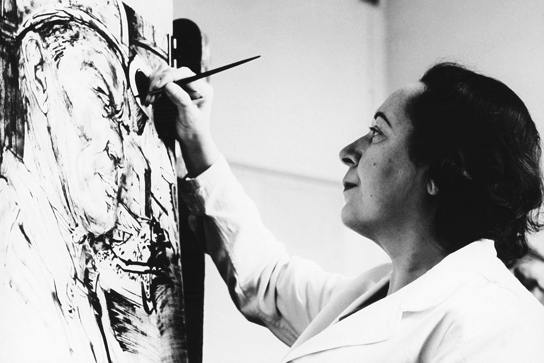 Die deutsche Malerin und Grafikerin Lea Grundig am 30.1.1962 in Dresden bei der Arbeit an einer Pinseltuschzeichnung.&nbsp;