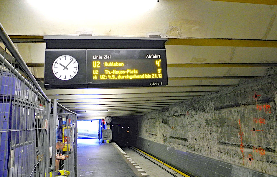 Die Baustelle auf der U2 am U-Bahnhof Senefelderplatz sollte schon Ende Dezember 2023 beendet sein.