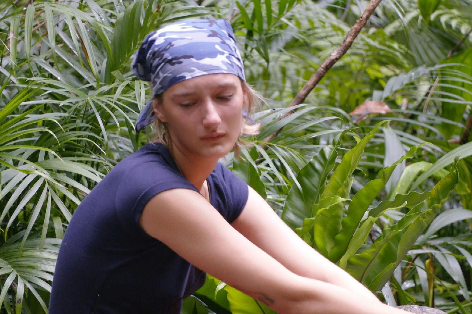 Anya Elsner erzählt im Dschungelcamp von ihrer schwierigen Beziehung zu ihrer Mutter.
