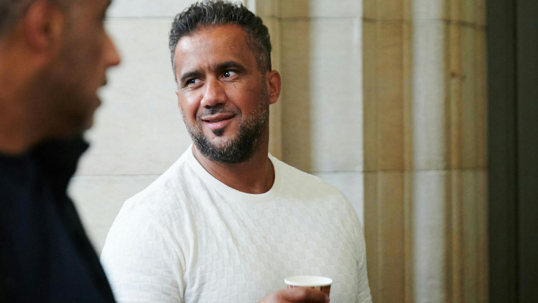 Der Hauptangeklagte Arafat Abou-Chaker, Chef eines Berliner Clans und ehemaliger Manager von Rapper Bushido, kommt im Juli 2023 ins Kriminalgericht Moabit zur Fortsetzung des Prozesses gegen ihn.