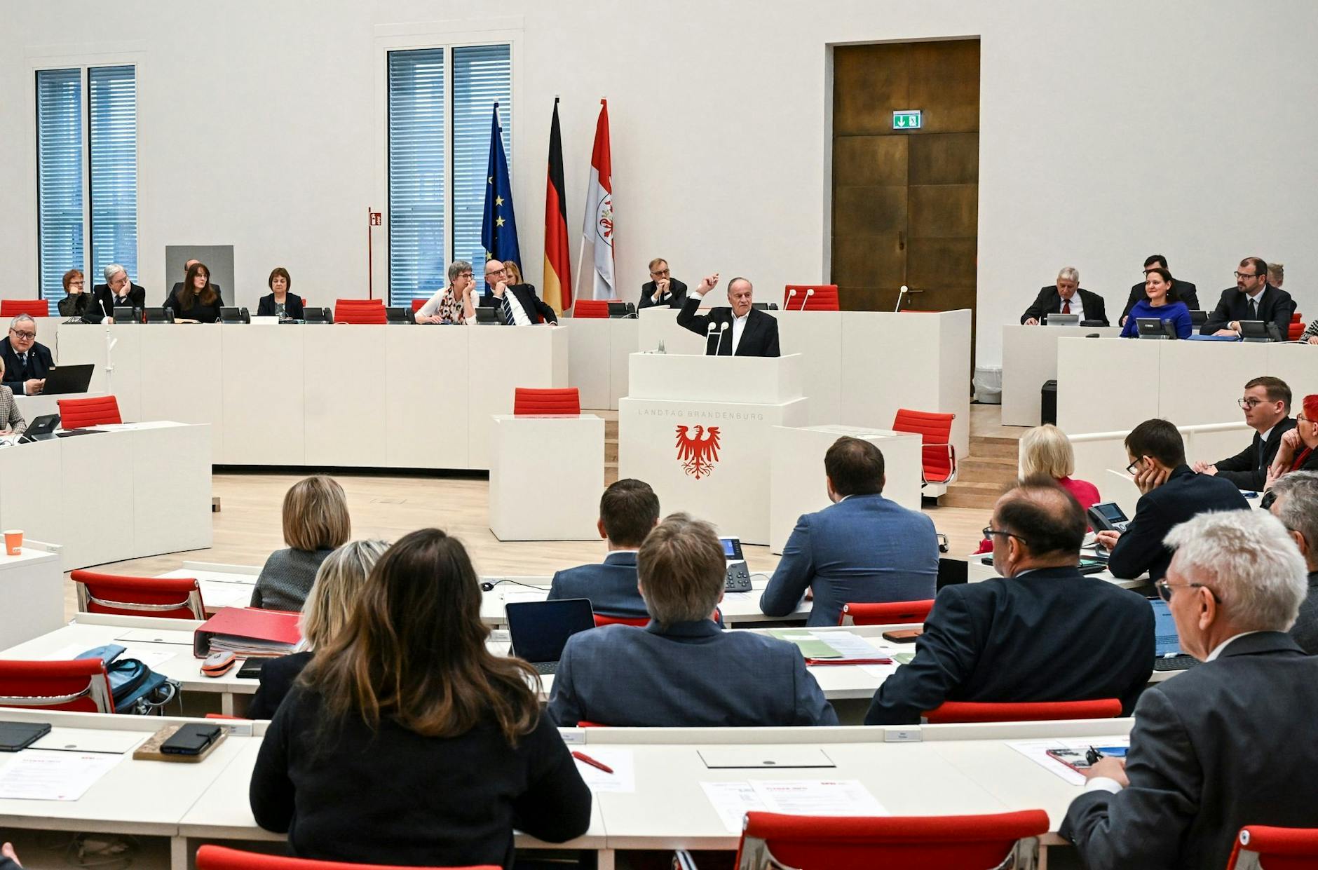 ARCHIV - Gunter Fritsch, ehemaliger Landtagspräsident in Brandenburg, spricht bei der Sitzung des Landtages.