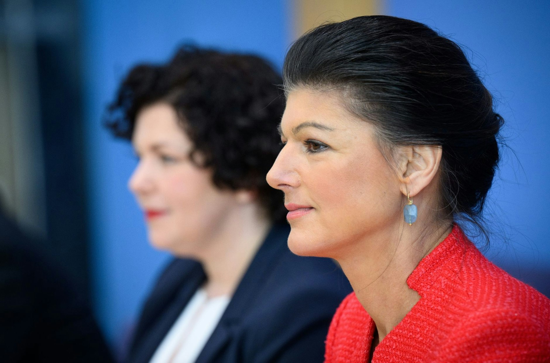 Die BSW-Vorsitzenden Sahra Wagenknecht (r) und Amira Mohamed Ali (l). Der Partei wird zugetraut, bei den drei Landtagswahlen in diesem Jahr in die Parlamente einzuziehen.  