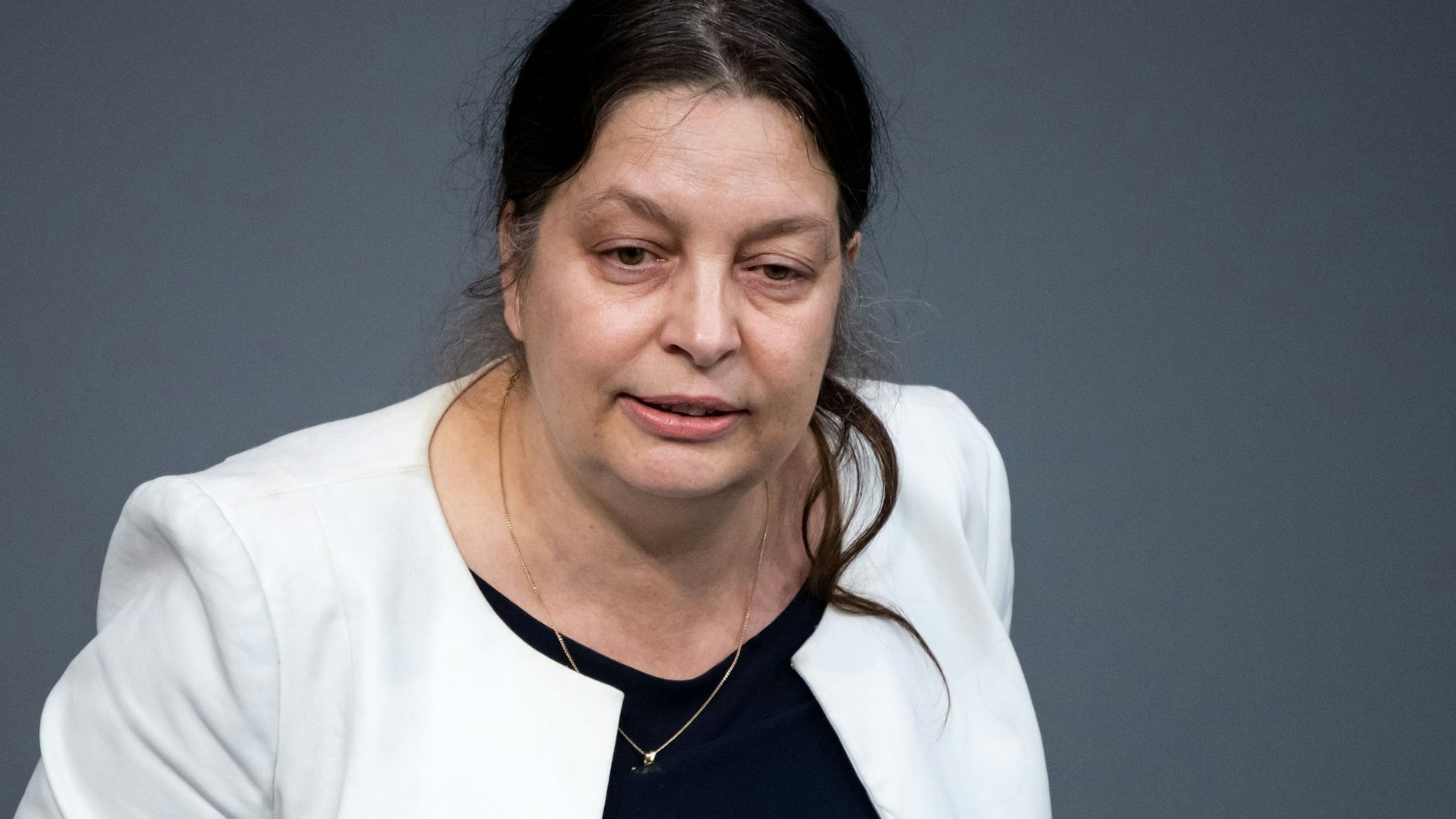 Die einstige AfD-Bundestagsabgeordnete Birgit Malsack-Winkemann sitzt in U-Haft, steht aber dennoch auf dem Wahlzettel für die Wiederholung der Bundestagswahl in Berlin. Wie kann das sein?