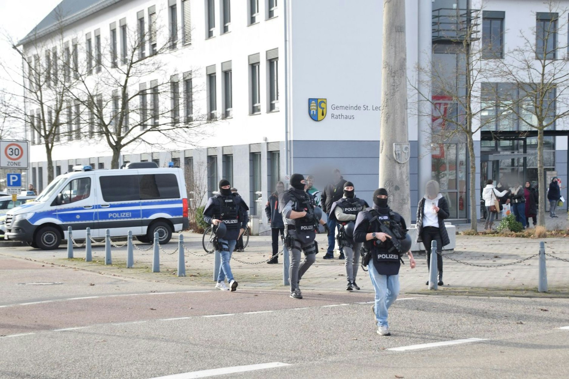 St. Leon-Rot: Spezialeinsatzkräfte der Polizei sind an der Schule im&nbsp;Einsatz.