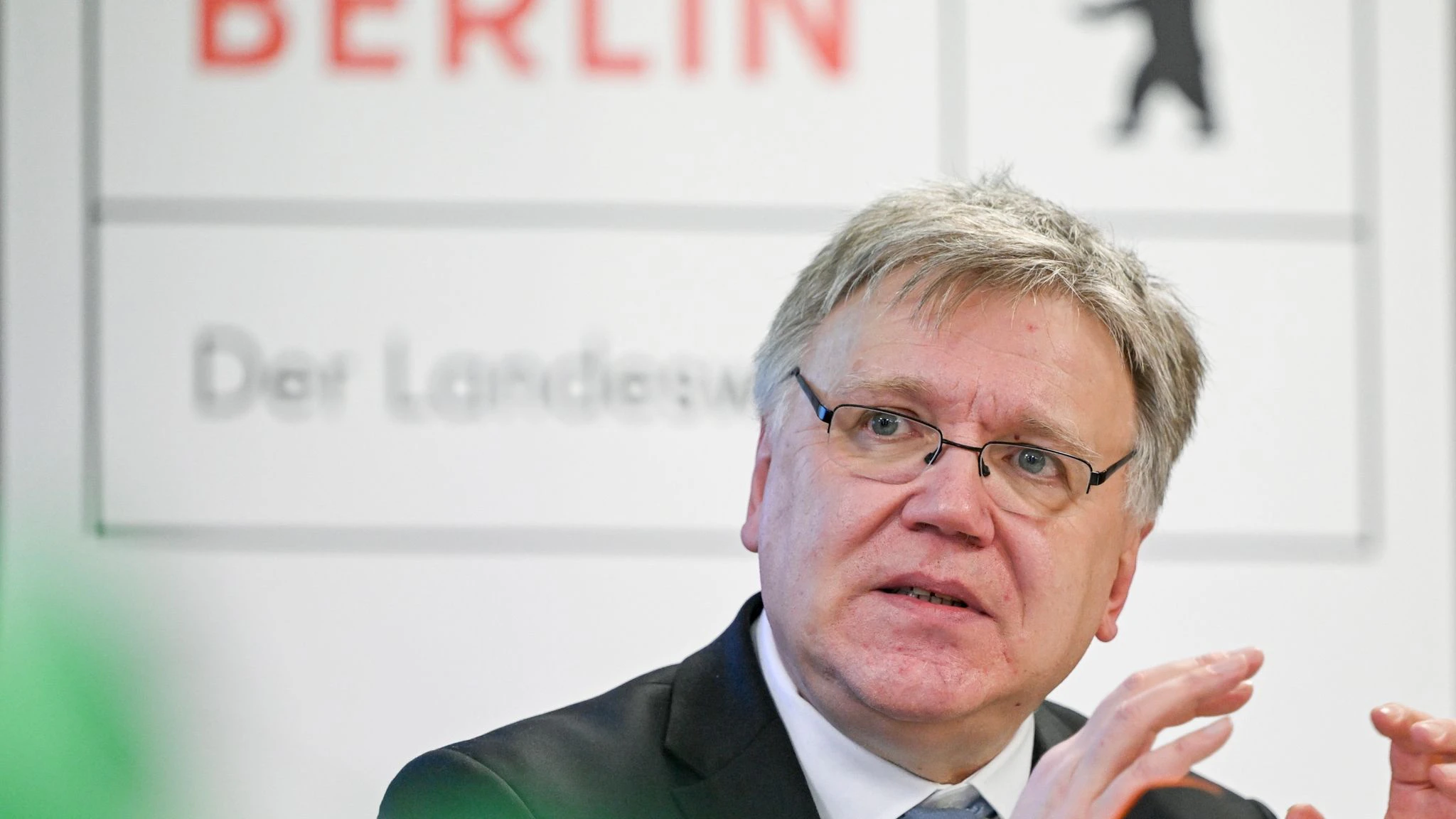 Landeswahlleiter Stephan Bröchler erklärt: Auf den Stimmzetteln müssen bei der Wiederholungswahl exakt die Kandidatinnen und Kandidaten stehen, die 2021 angetreten sind.