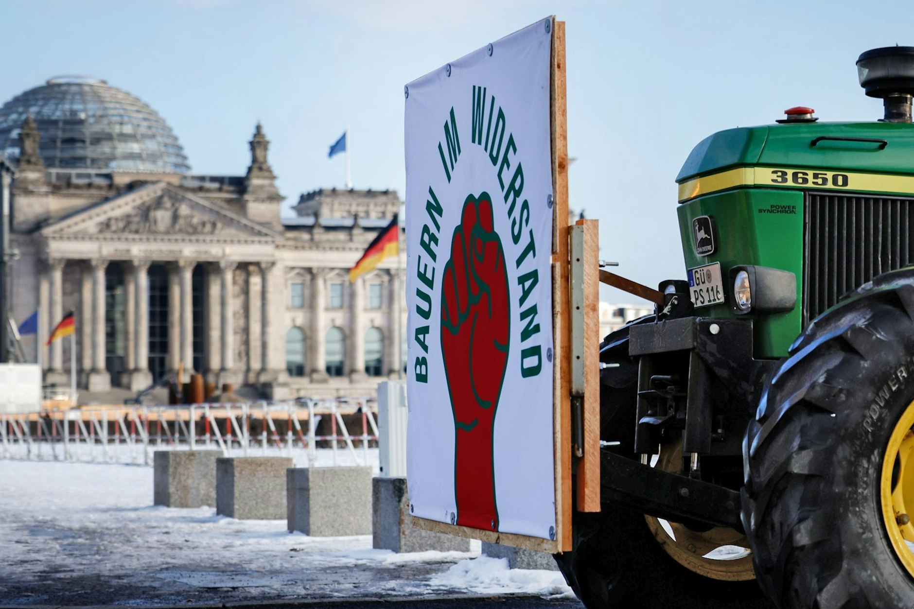 „Bauern im Widerstand“ – ein Traktor fährt am Reichstagsgebäude in Berlin vorbei.