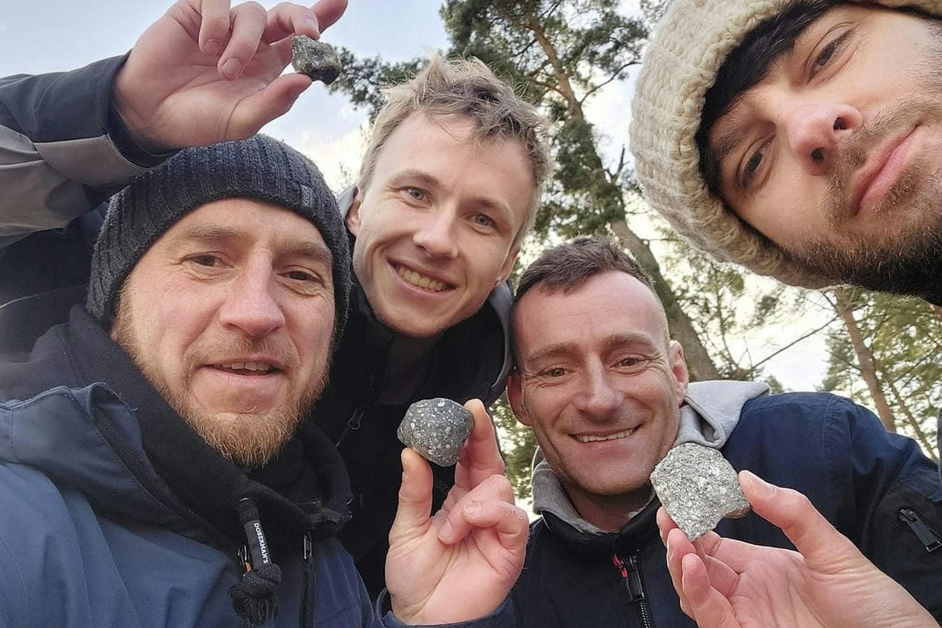 Sind das Teile des nordwestlich von Berlin im Havelland niedergegangenen Meteoriten? Man wartet noch auf eine wissenschaftliche Bestätigung.&nbsp;