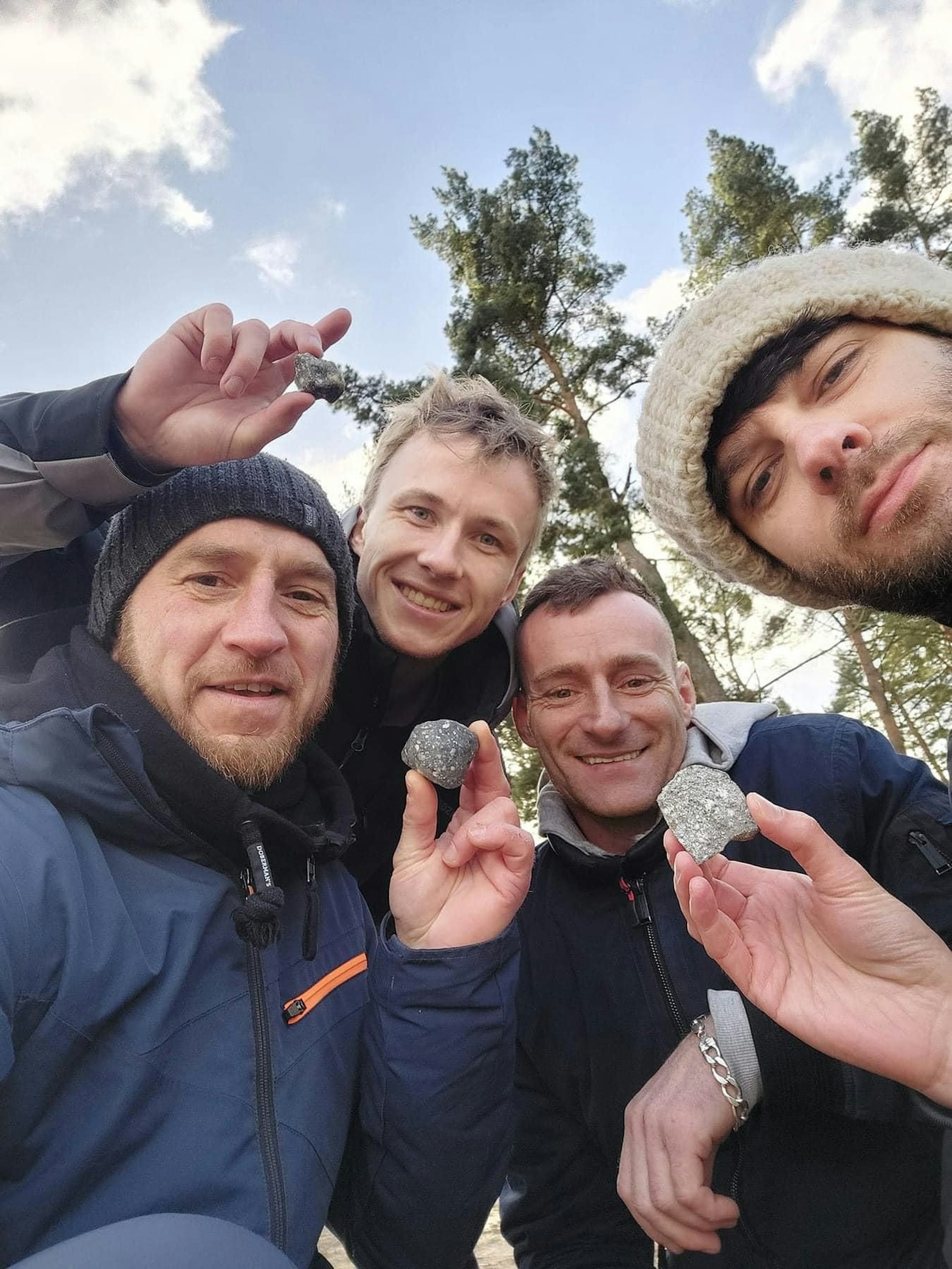 Nomen est omen: Die polnischen Meteoritenjäger um Kazimierz Magneto fanden mehrere Bruchstücke, die aus dem Himmel ins Havelland fielen.&nbsp;