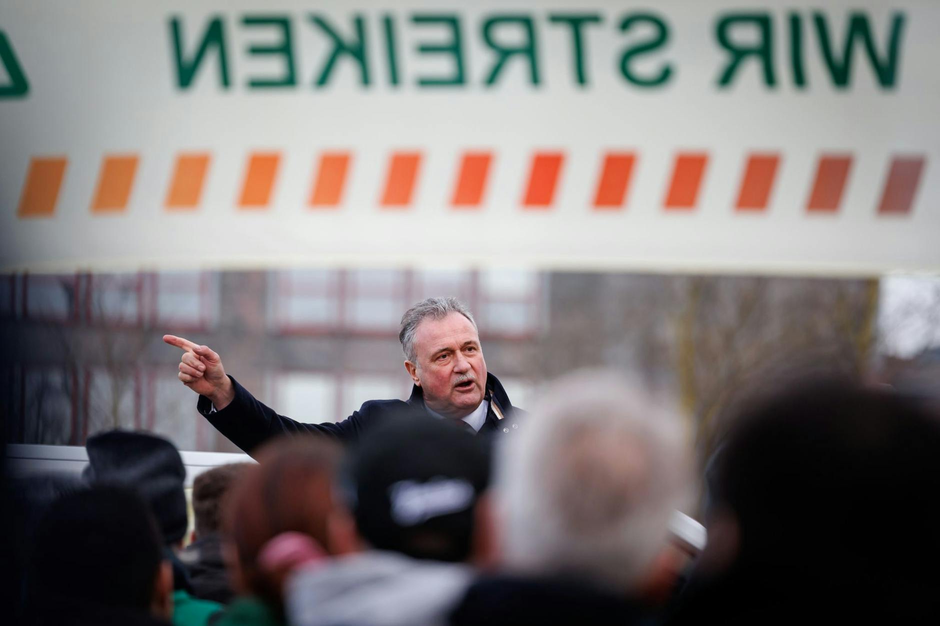 GDL-Chef Claus Weselsky spricht auf einer Kundgebung in Nürnberg.