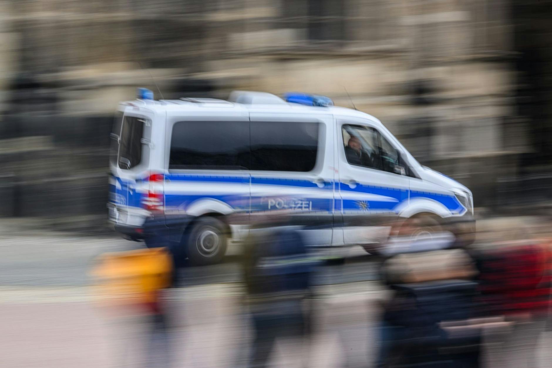 Ein Einsatzwagen der Polizei war in Berlin-Kreuzberg in einen Autounfall involviert.