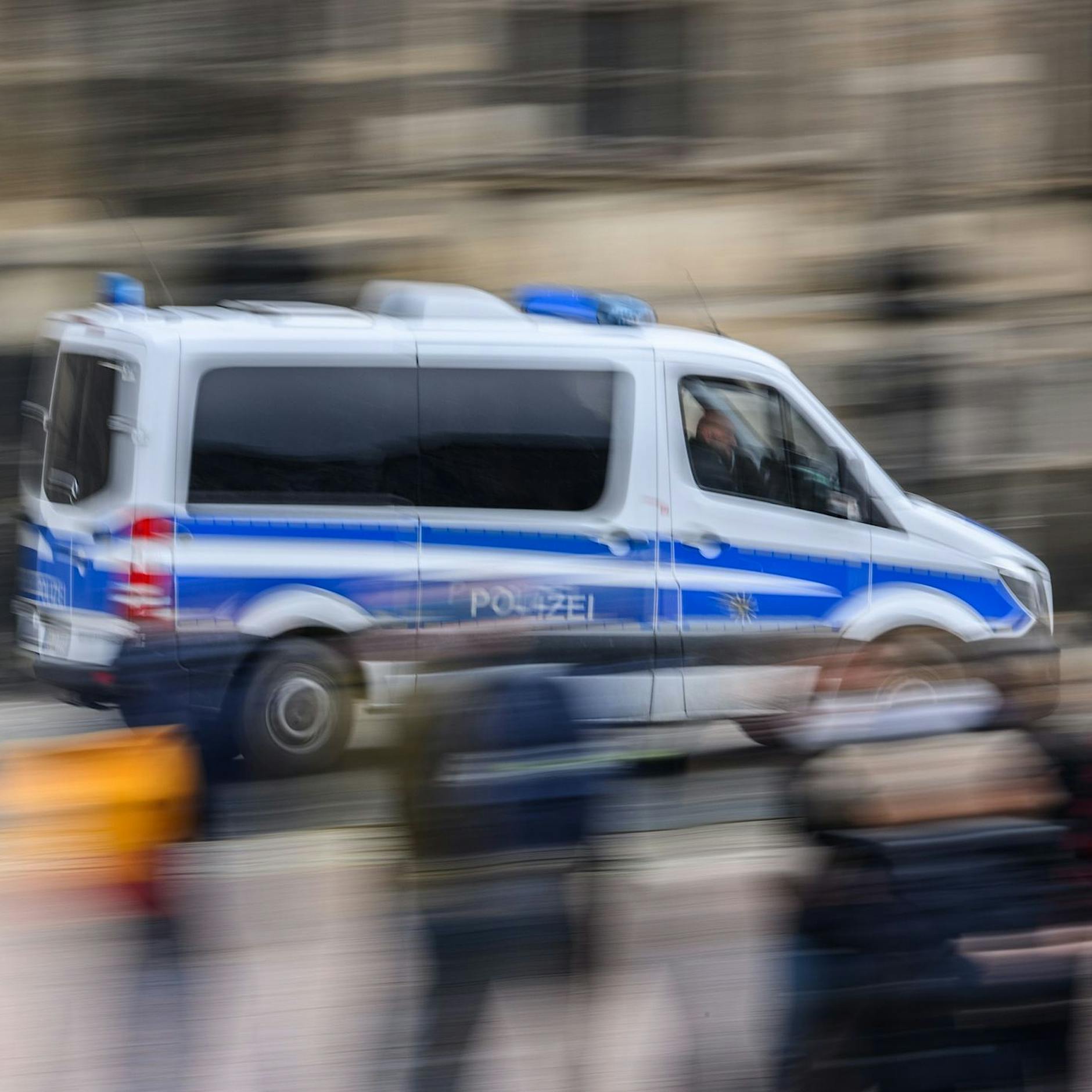 Berlin: Polizist im Dienst mit 0,6 Promille in Verkehrsunfall verwickelt – Verletzte