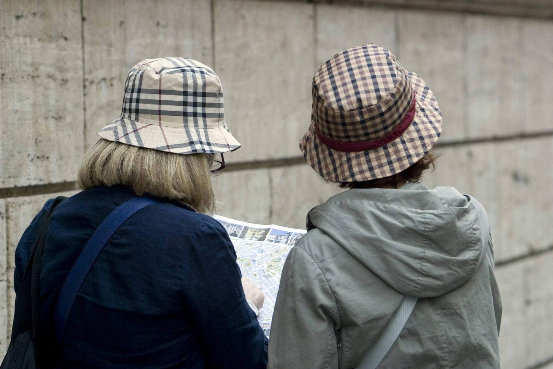 Eine alte Kulturtechnik – das Lesen von Stadtplänen und Landkarten auf Papier – beherrschen Boomer meist aus dem Effeff.