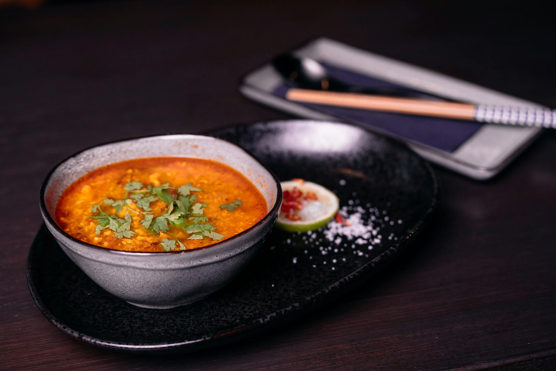 Sauer-scharf-Suppe mit fein gehacktem Hähnchen: Geschmacklich ist der asiatische Klassiker ein Volltreffer.