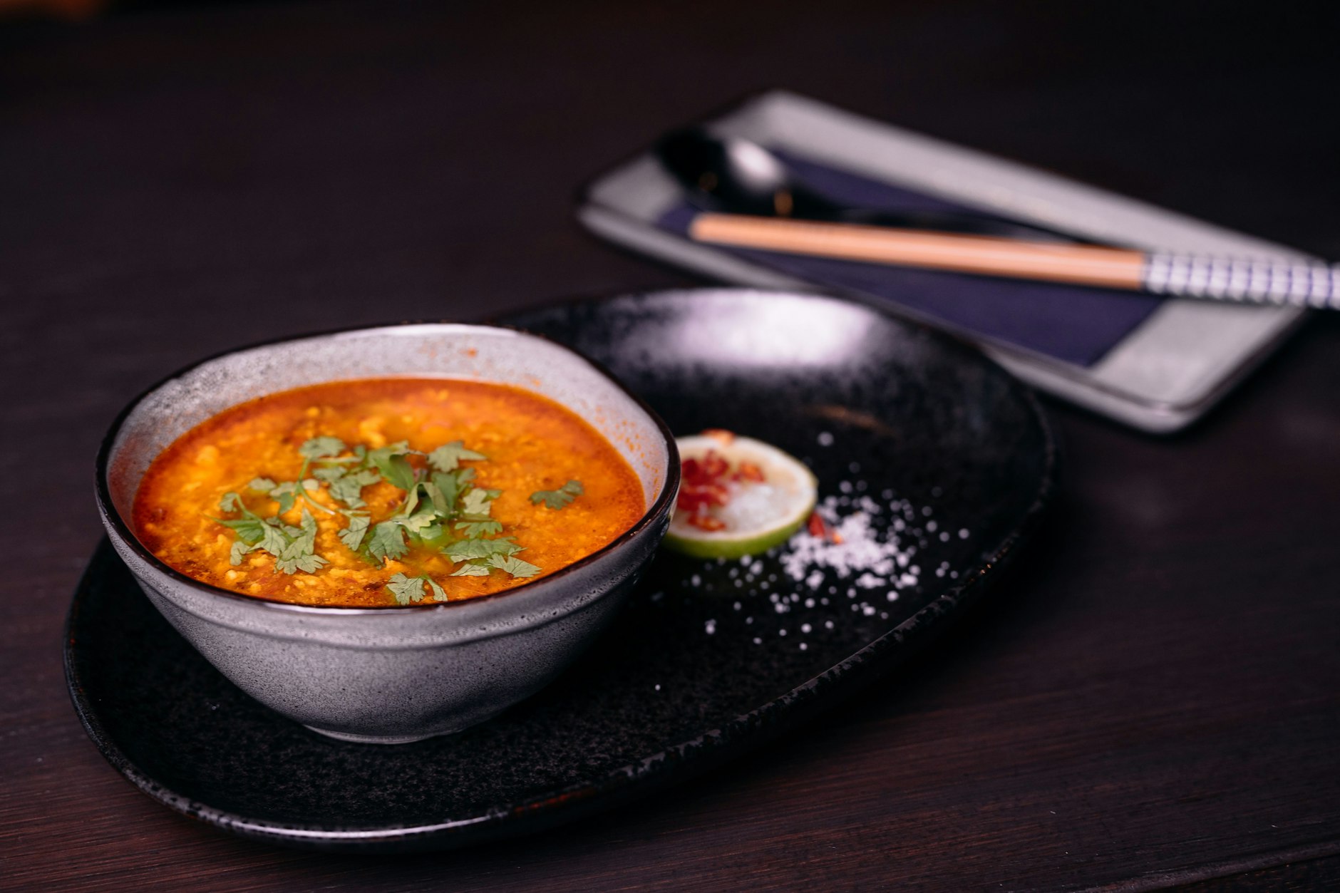 Sauer-scharf-Suppe mit fein gehacktem Hähnchen: Geschmacklich ist der asiatische Klassiker ein Volltreffer.