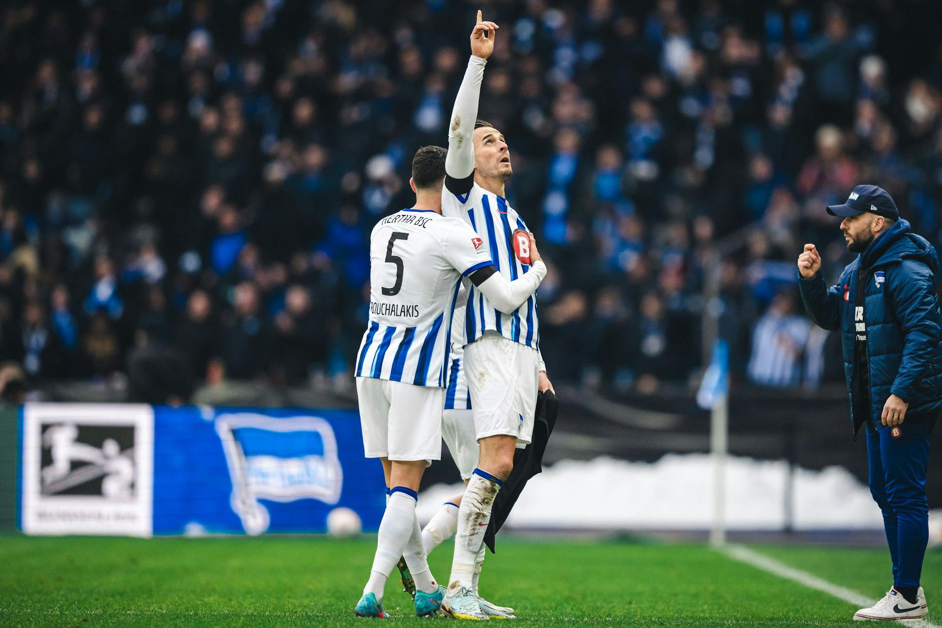 Ein letzter Gruß in den Himmel an den verstorbenen Hertha-Präsidenten Kay Bernstein. Haris Tabakovic bei seinem stillen Torjubel beim 2:2 gegen Düsseldorf.