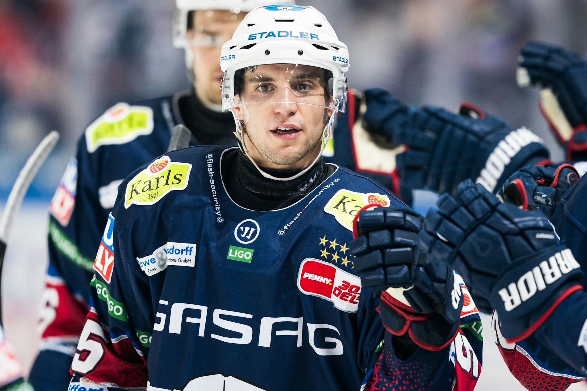 Eisbären-Stürmer Freddie Tiffels hat nicht nur am Puck viel drauf, er sich auch in Sachen Busreisen ein wahrer Meister.