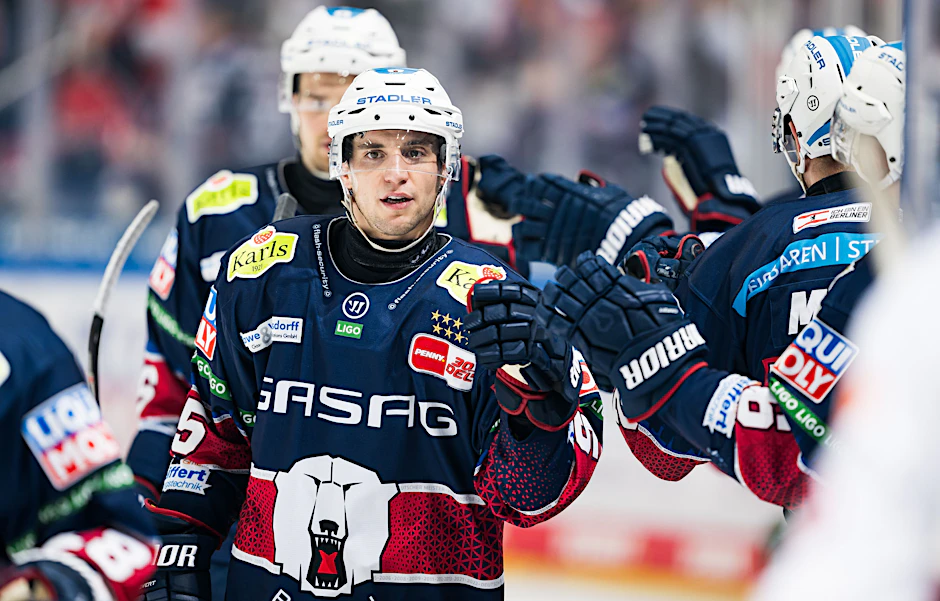 Eisbären-Stürmer Freddie Tiffels hat nicht nur am Puck viel drauf, er sich auch in Sachen Busreisen ein wahrer Meister.