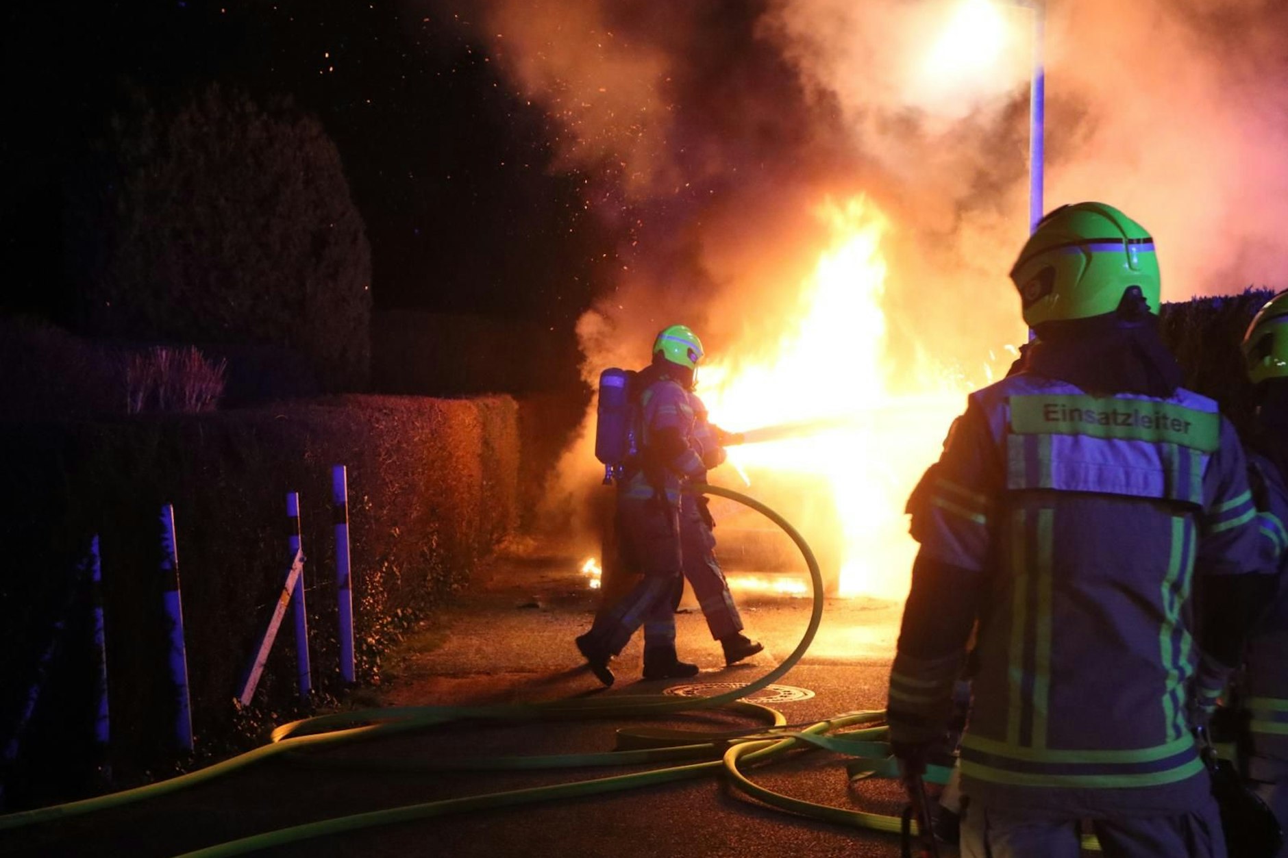Die Feuerwehr löschte in der Nacht einen in Flammen stehenden Pkw.