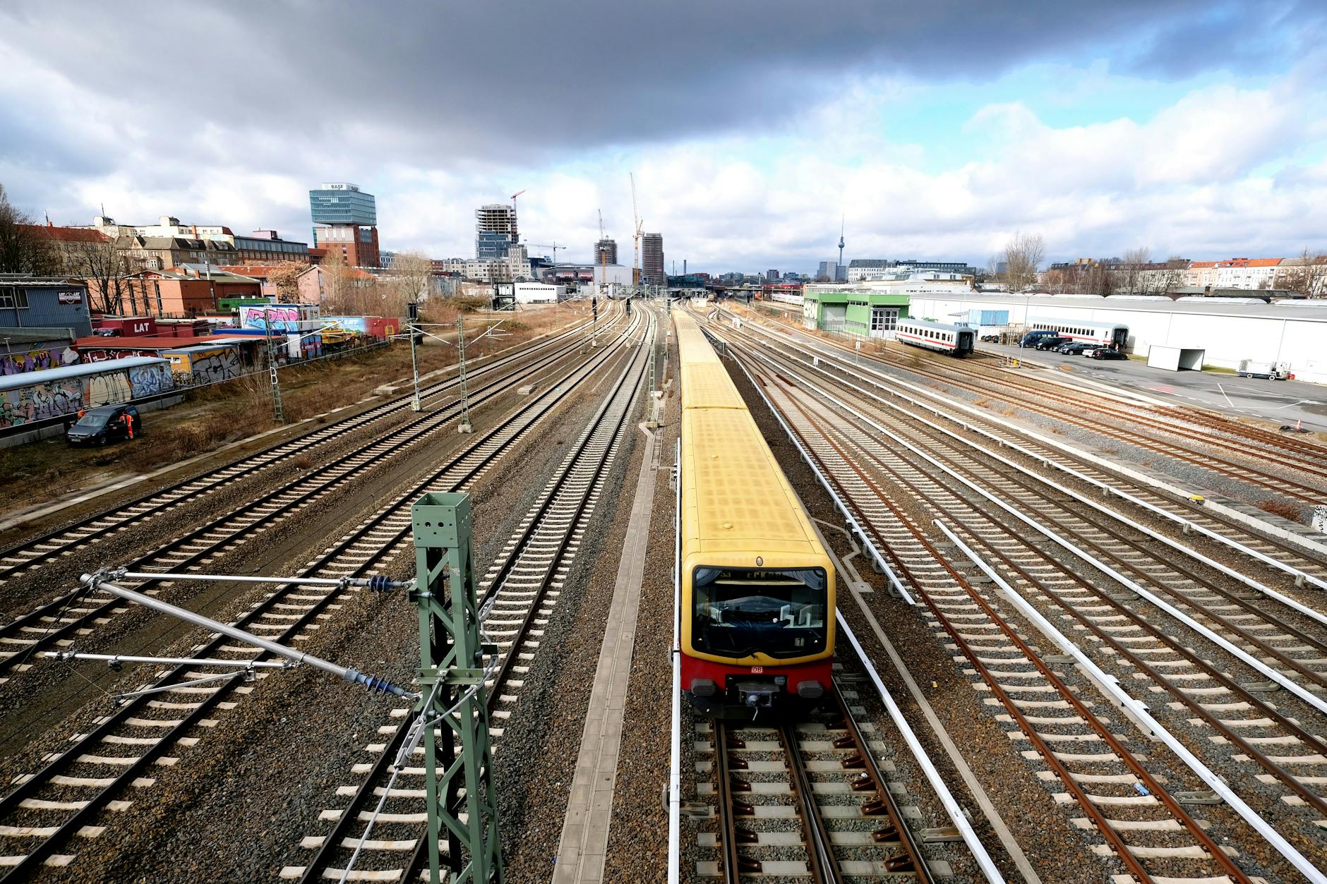 Für Berlin unterwegs: ein S-Bahn-Zug in Friedrichshain. Auch der Betrieb auf der Stadtbahn, der wichtigen Ost-West-Verbindung, wurde ausgeschrieben.