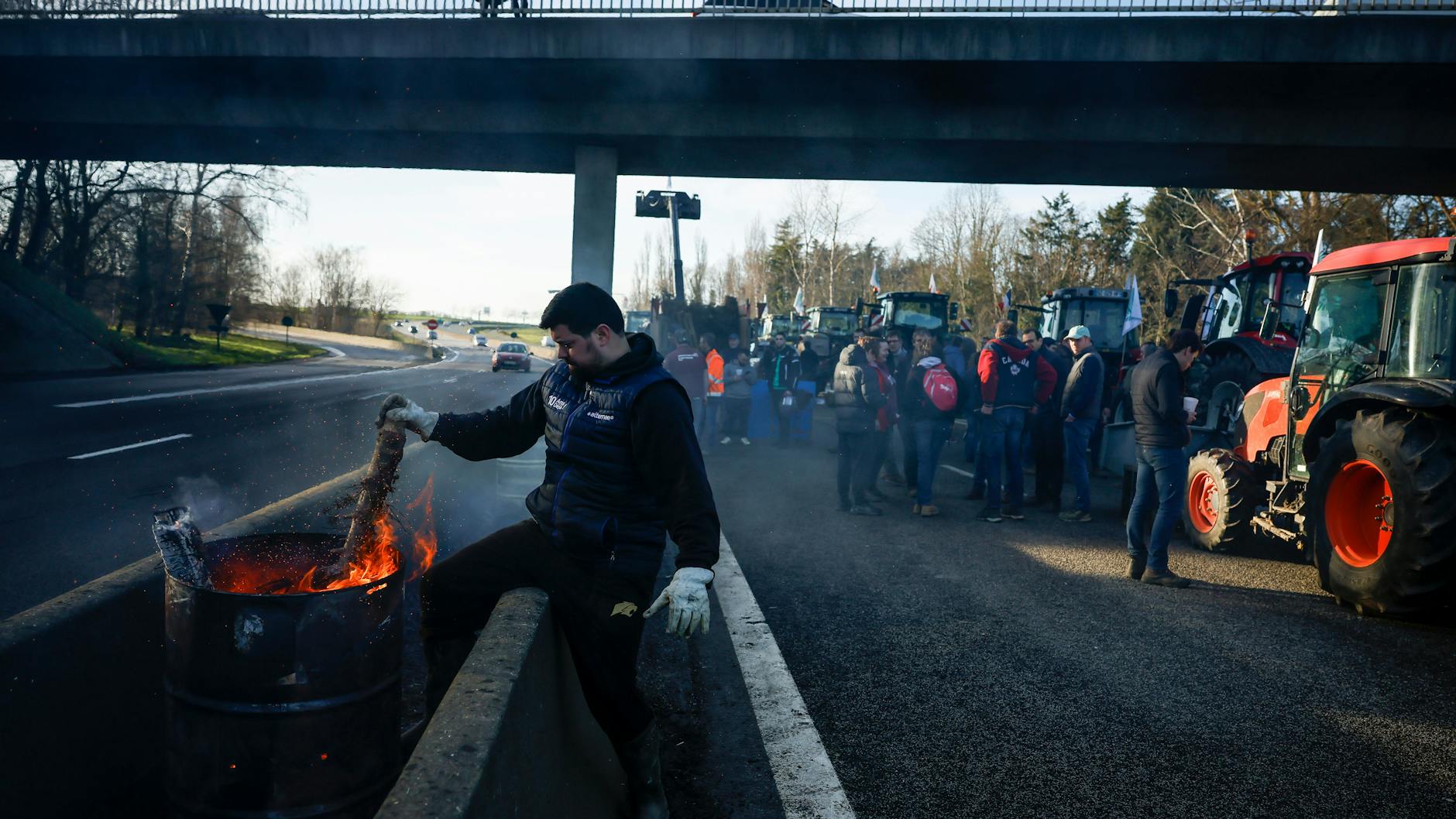 Landwirte blockieren eine Autobahn in der Nähe von Ableiges, nördlich der französischen Hauptstadt. Sie protestieren gegen sinkende Einnahmen, europäische Umweltvorschriften und Normen, die ihrer Meinung nach überhandnehmen.