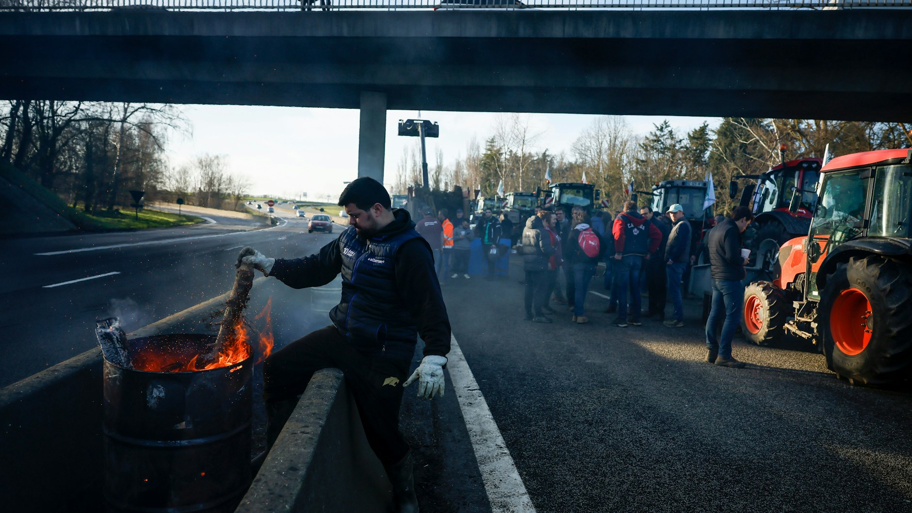 Landwirte blockieren eine Autobahn in der Nähe von Ableiges, nördlich der französischen Hauptstadt. Sie protestieren gegen sinkende Einnahmen, europäische Umweltvorschriften und Normen, die ihrer Meinung nach überhandnehmen.
