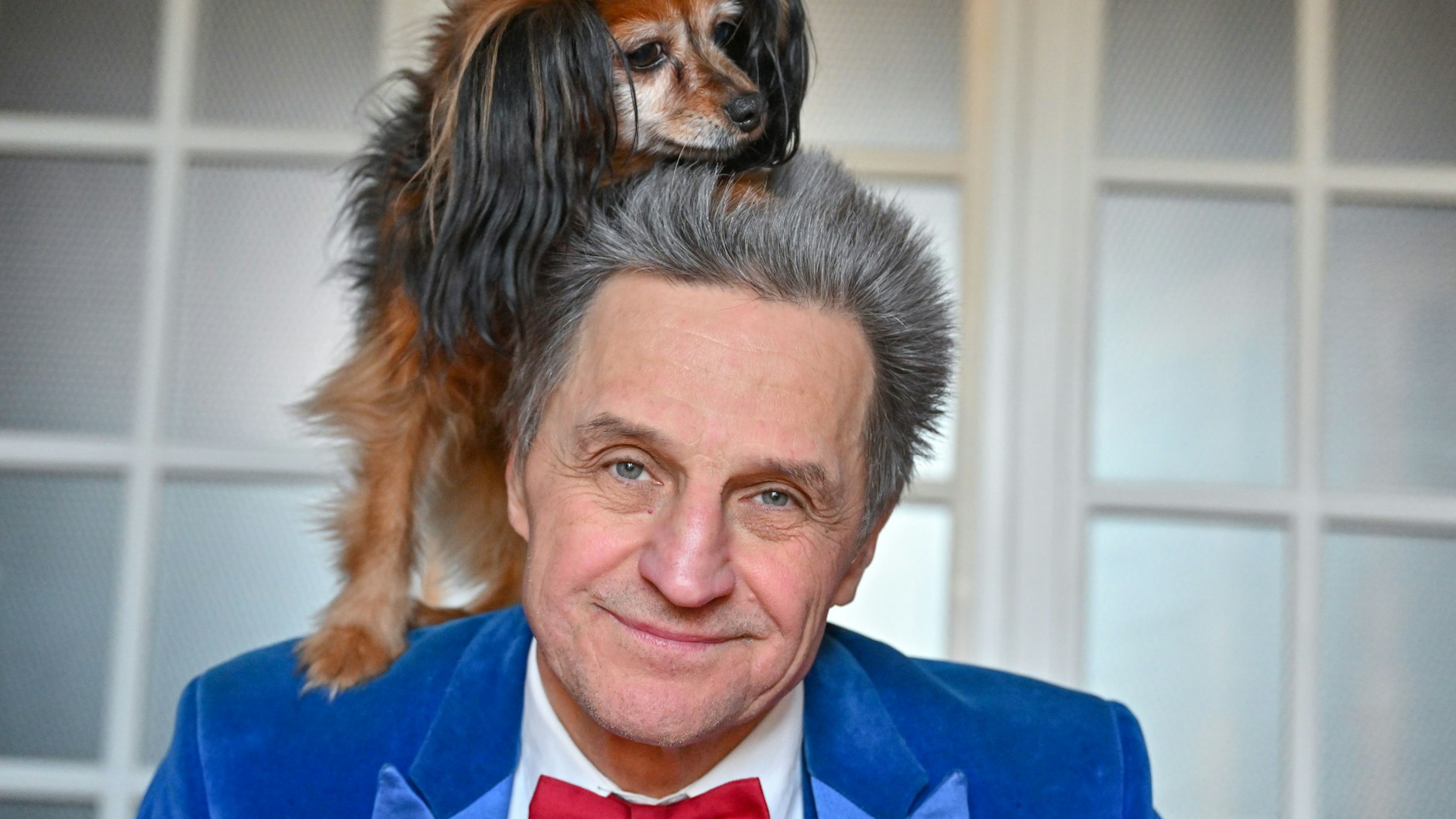 Mit seinen vierbeinigen Künstlerkollegen wie der kleinen Hündin Eva tritt Leonid Beljakov in Shows auf.