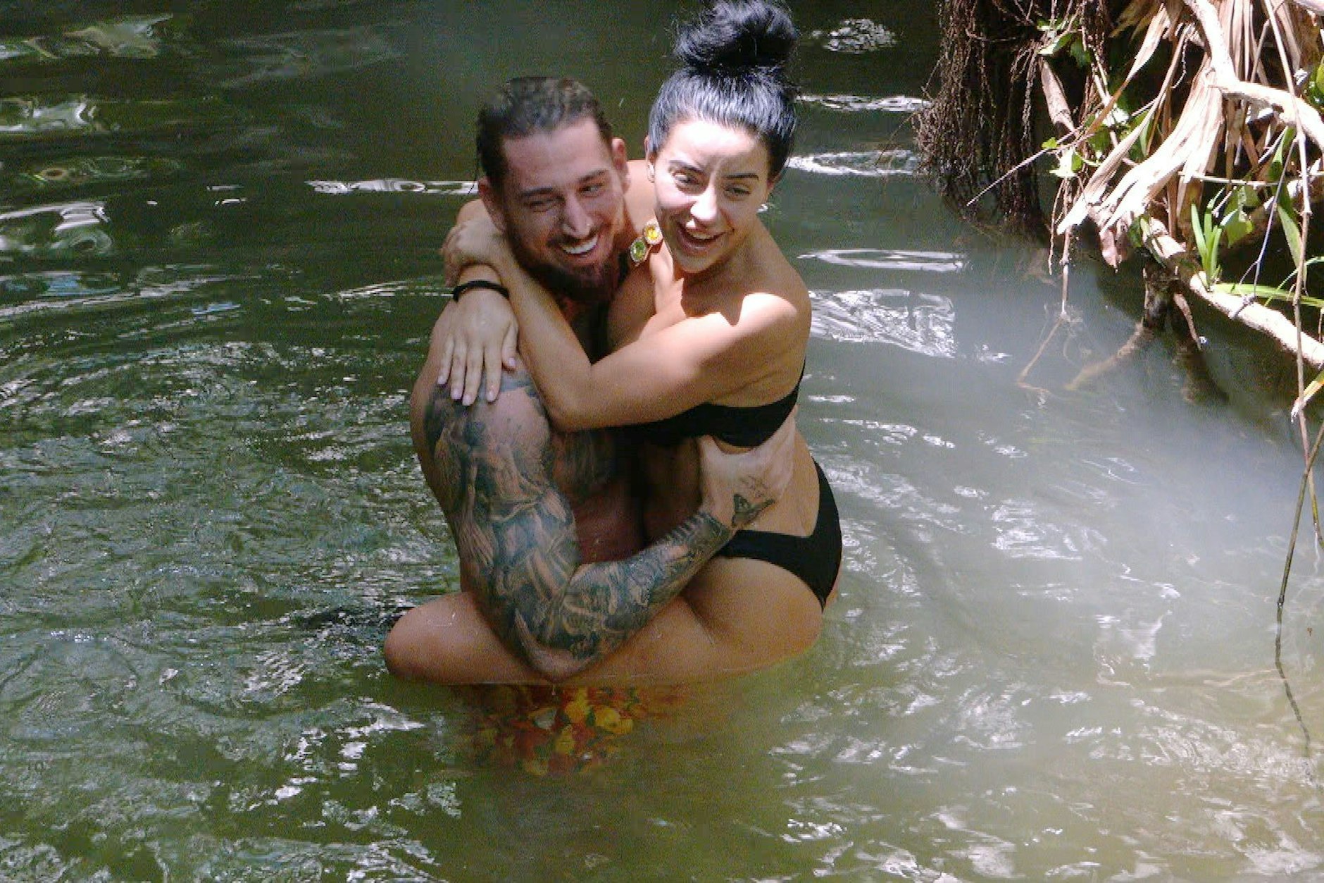 Mike Heiter und Leyla Lahouar turteln im Wasser.