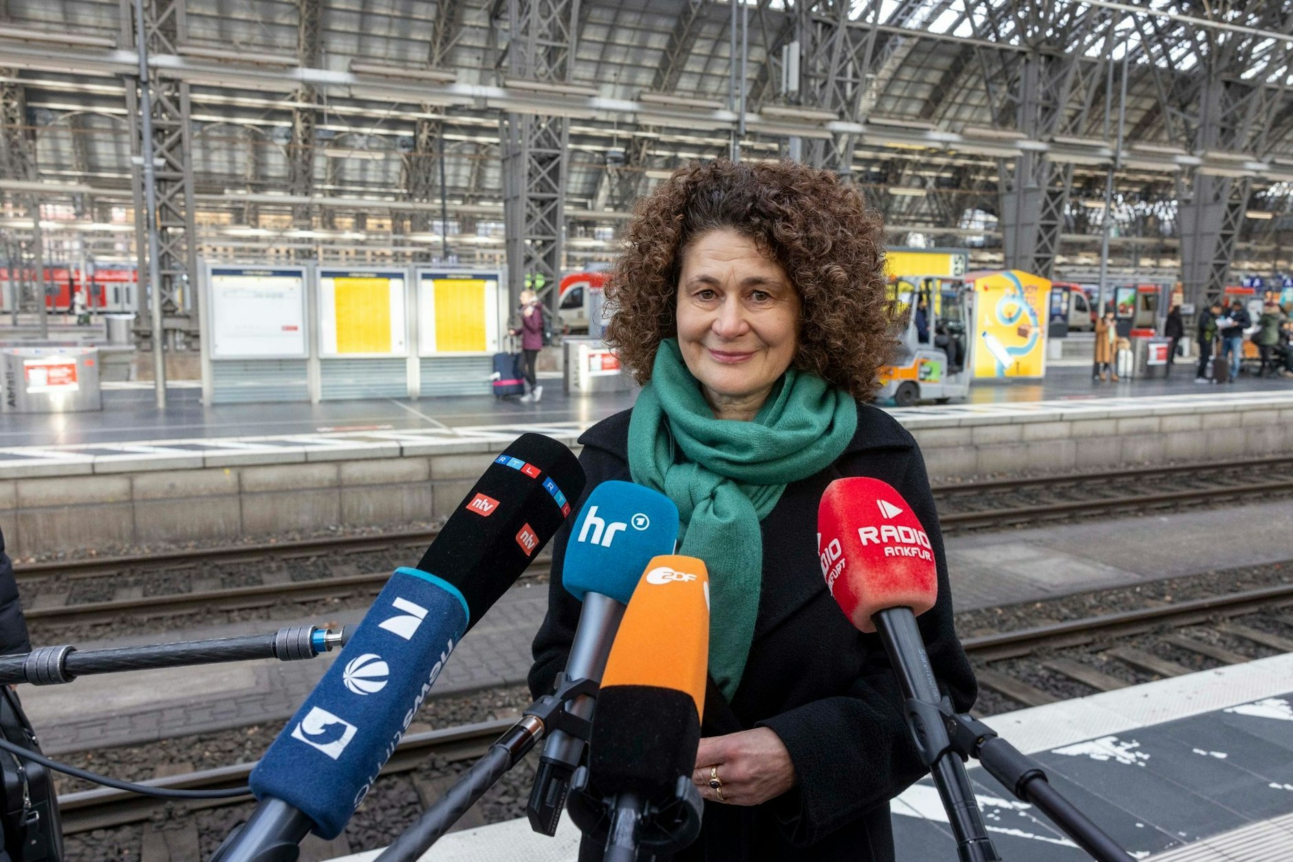 «Die Züge rollen, und man kann auch während des Streiks reisen», sagt Bahn-Vorstandsmitglied Stefanie Berk in Frankfurt am Main.  