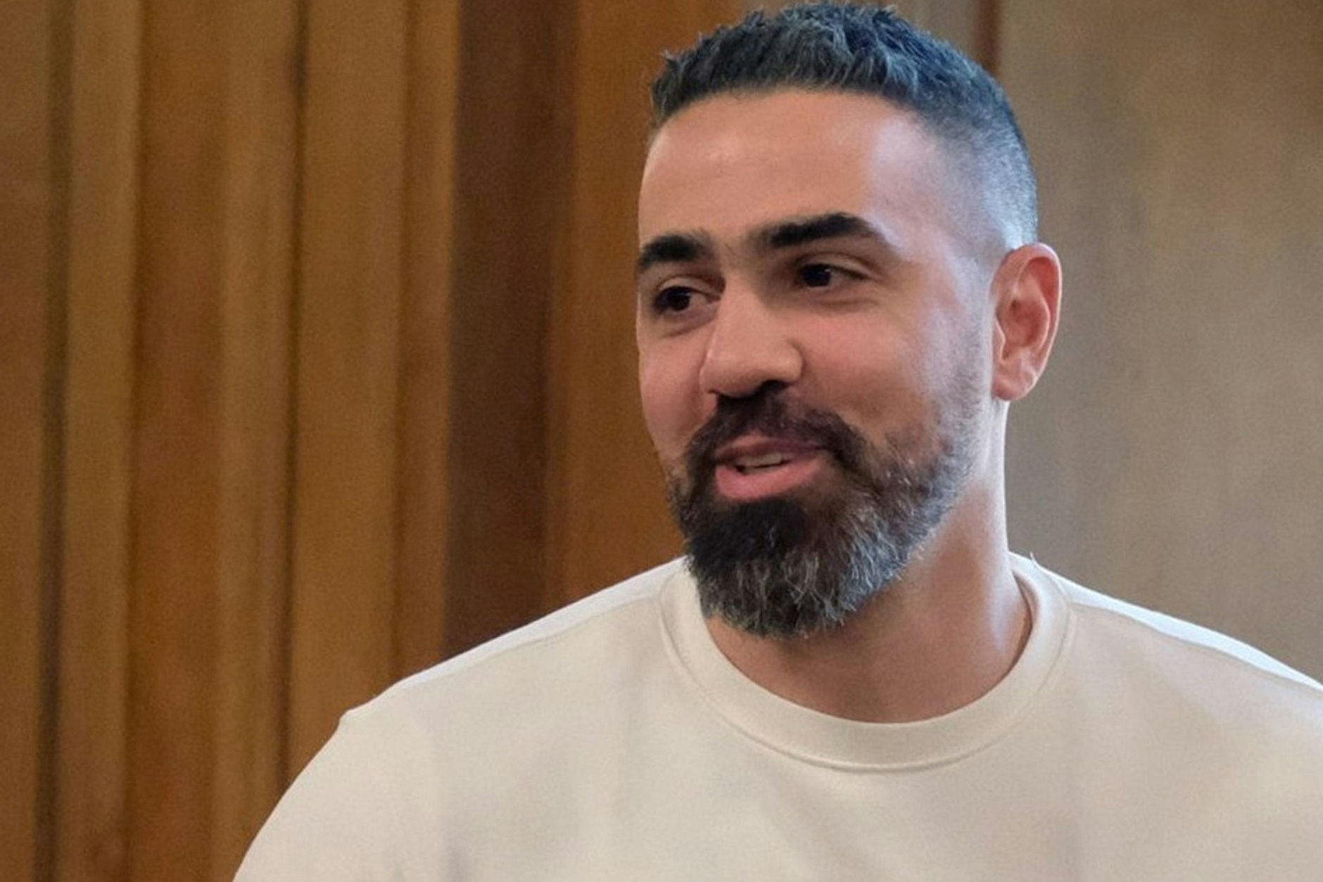 Bushido, Rapper und Musikproduzent, kommt in einen Saal des Bundesverwaltungsgerichtes.