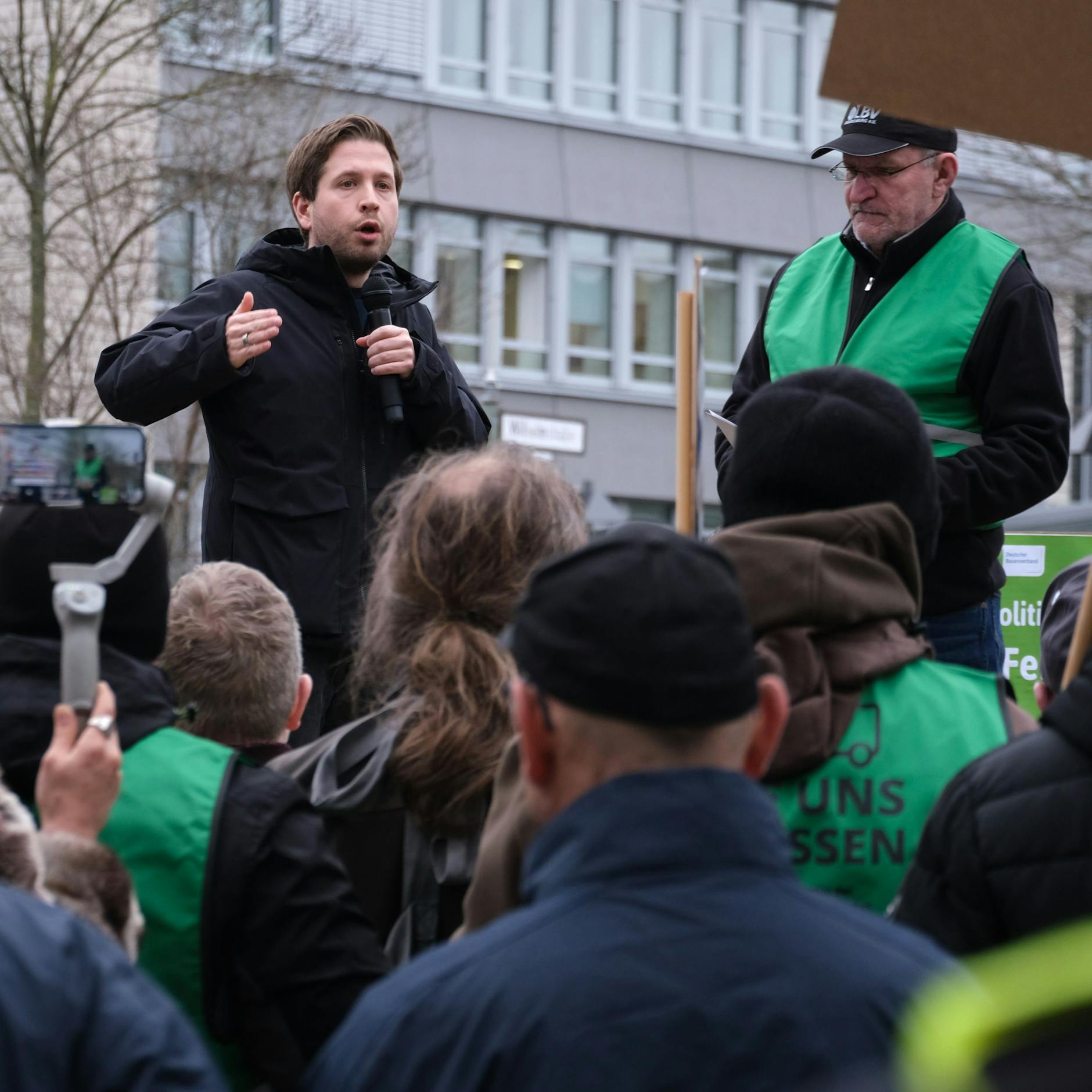 Image - Bauernproteste in Berlin: Wütende Landwirte gegen SPD-Chef Kevin Kühnert – „Sie entmündigen uns!“